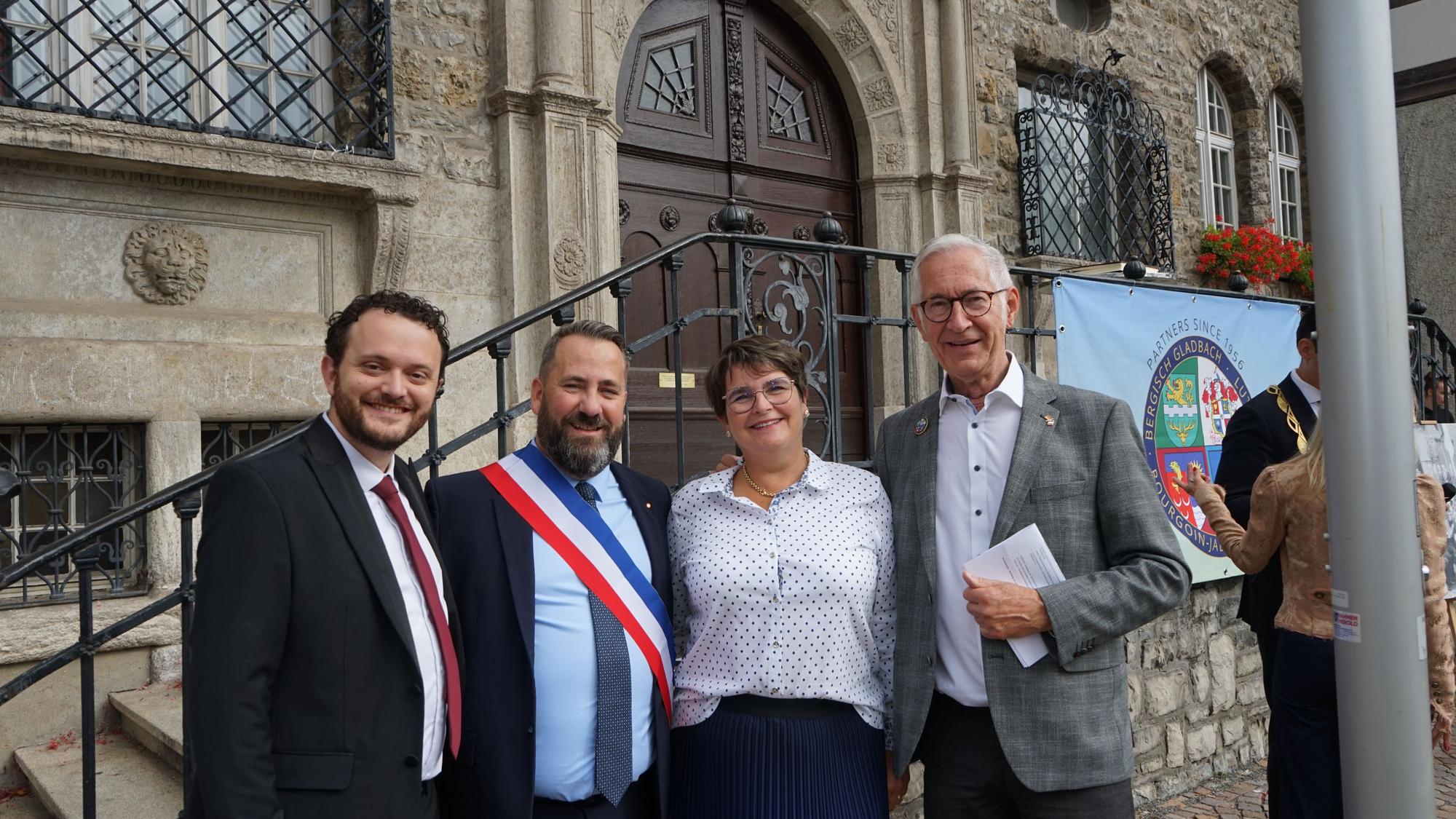 Das Foto zeigt Vertreter der Partnerstädte vor dem Rathaus