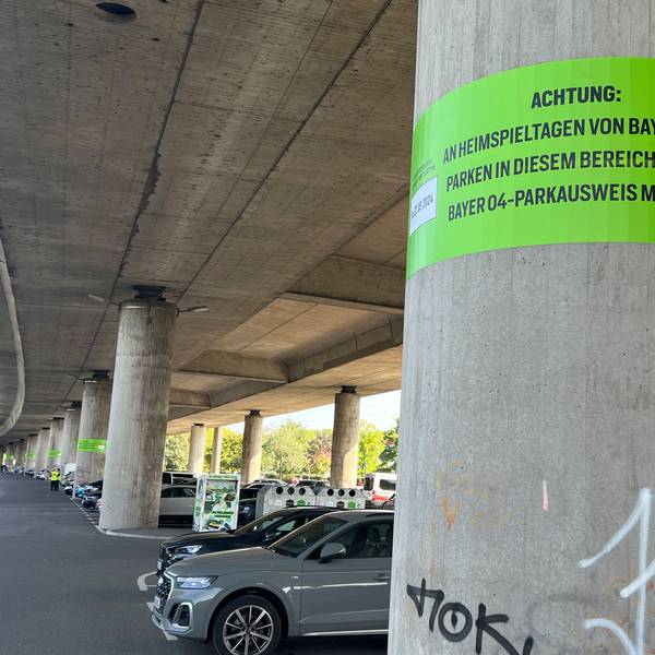 Stelze, Stelzenautobahn, Vip-Parkplätze beim Spiel Bayer 04 gegen Wolfsburg. Foto: Ralf Krieger