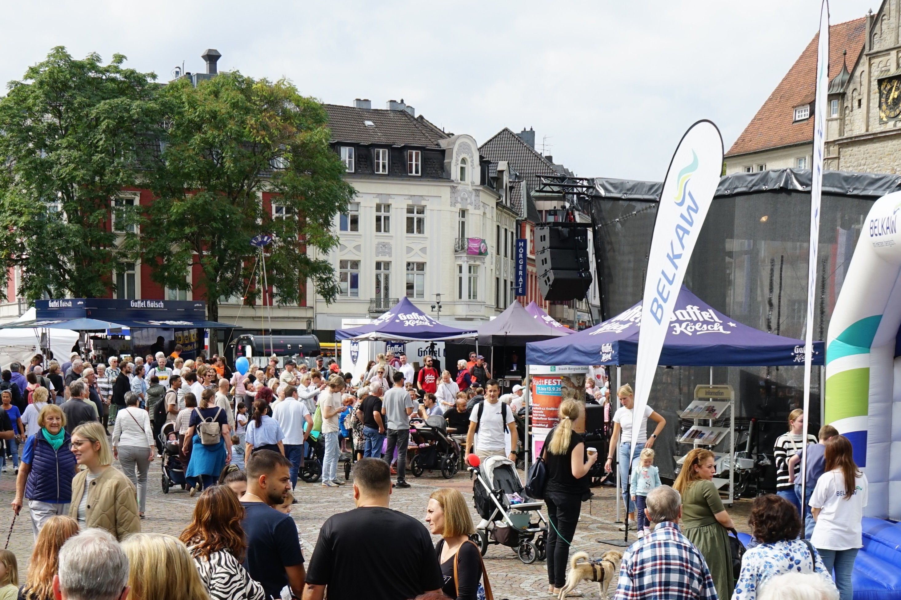 Am Samstag strömten die Besucher in Massen auf das Festgelände am Konrad-Adenauer-Platz.