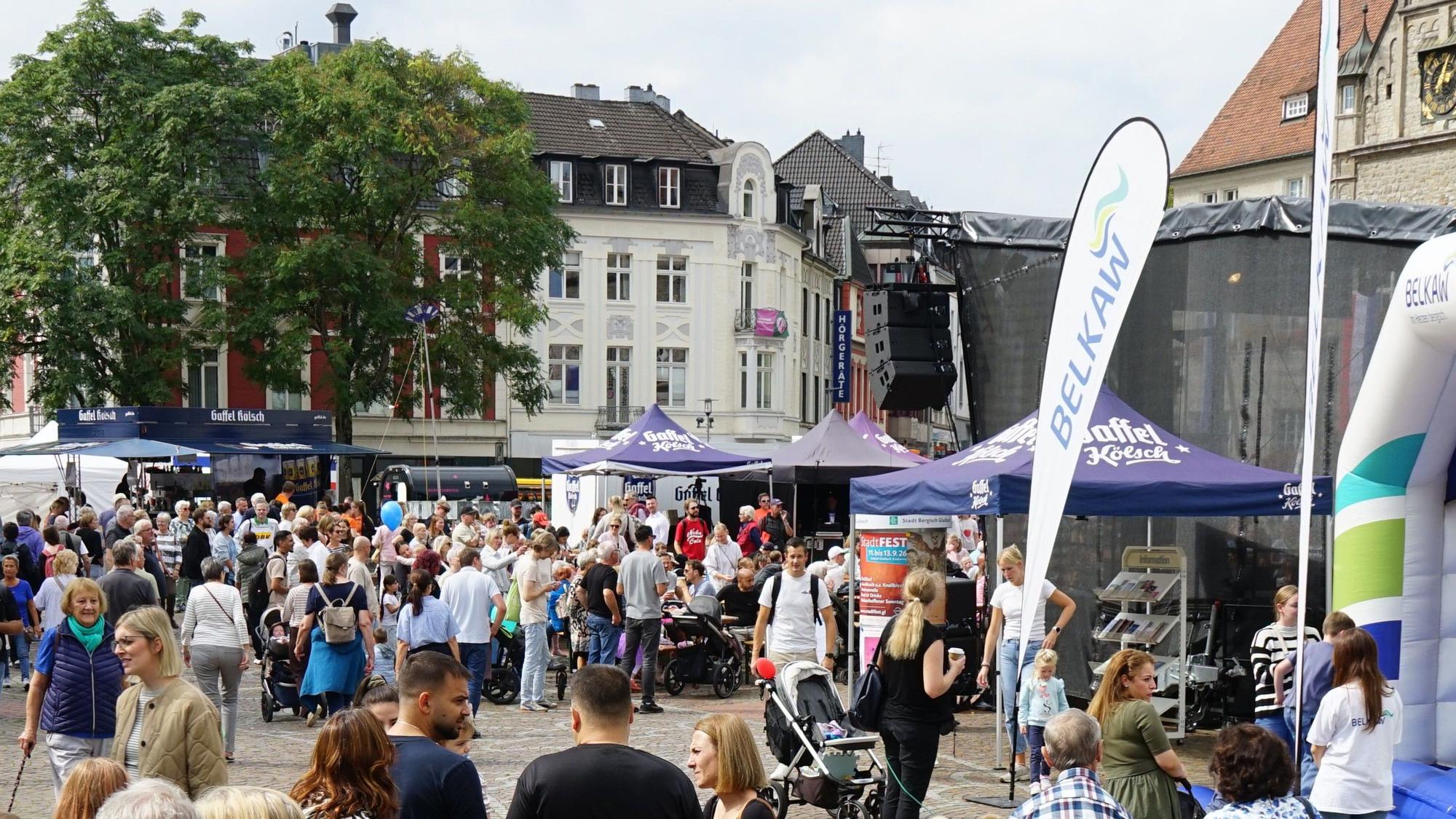 Am Samstag strömten die Besucher in Massen auf das Festgelände am Konrad-Adenauer-Platz.