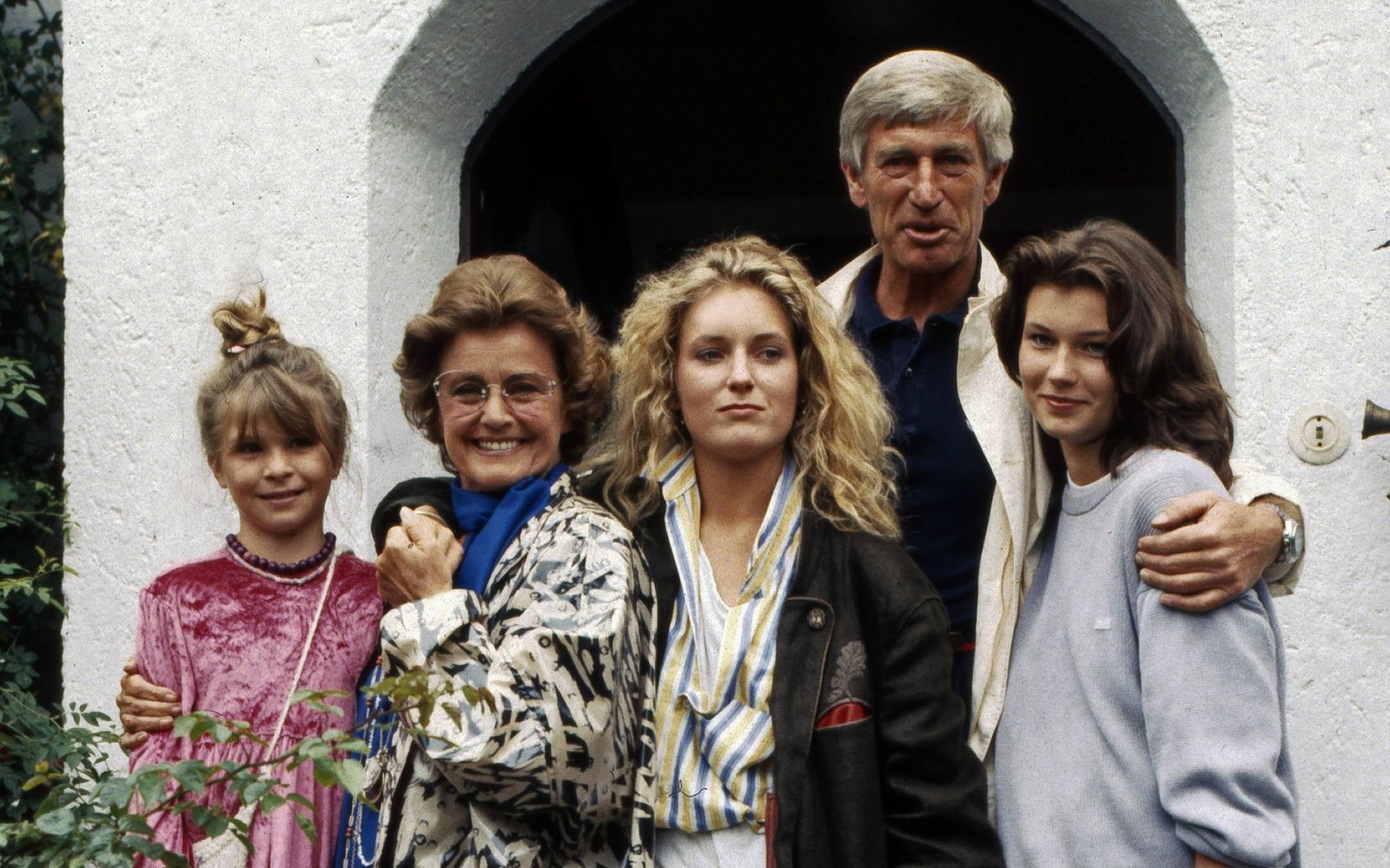 So fing alles an: In der ARD-Serie „Die glückliche Familie“ spielte Maria Furtwängler (Mitte) an der Seite von Maria Schell (zweite von links) und Siegfried Rauch. (Bild: IMAGO / United Archives)