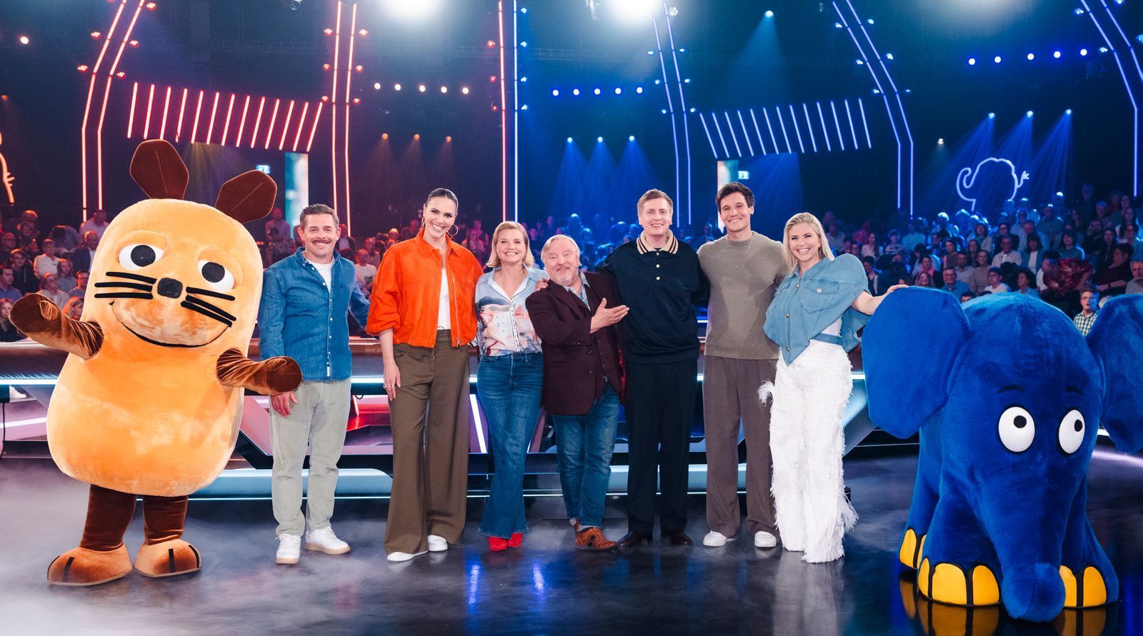 „Die große Maus-Show“ wird 20 Jahre alt. Zur großen Jubiläumsshow begrüßt Moderatorin Esther Sedlaczek (Zweite von links) nicht nur die Maus und den Elefanten, sondern auch prominente Rate-Gäste (von links: Klaas Heufer-Umlauf, Annette Frier, Axel Prahl, Till Reiners, Wincent Weiss und Beatrice Egli).  (Bild: WDR/Ben Knabe)