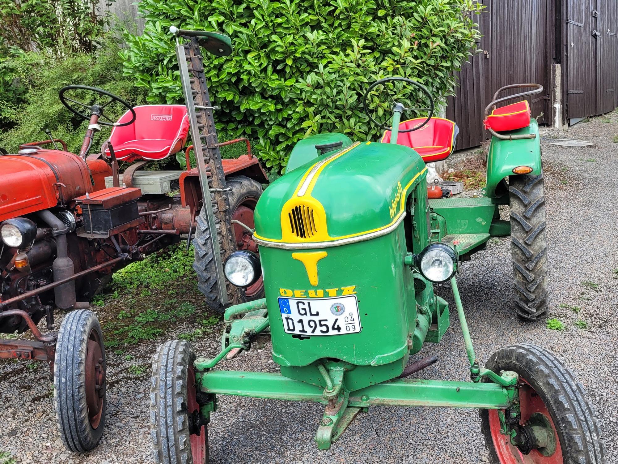 Ein grüner Trecker der Marke Deutz.