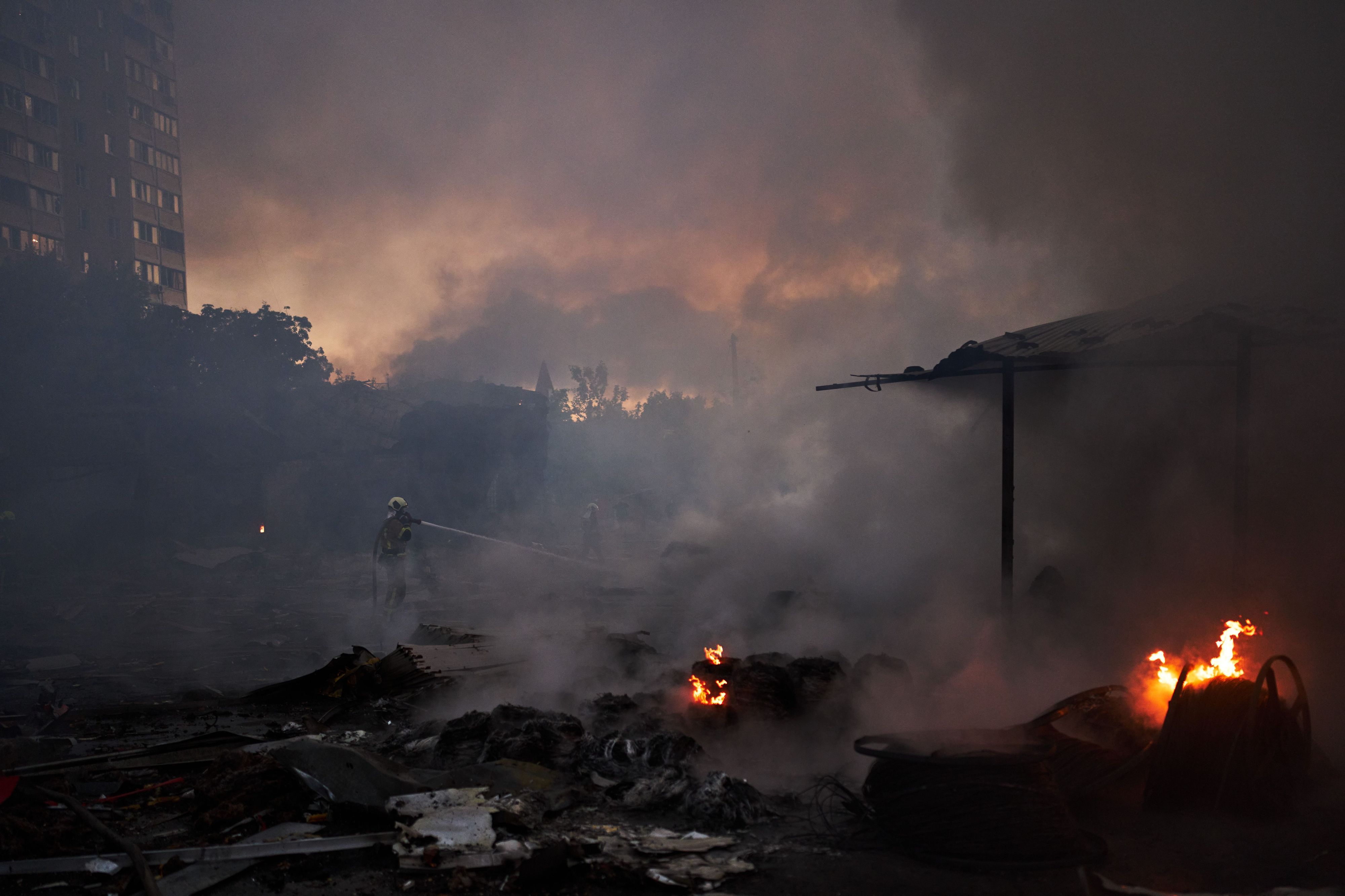 Der Ukraine-Krieg - hier versuchen Feuerwehrleute in Kiew nach einem russischen Raketenangriff einen Brand zu löschen - hat die Energiepreise deutlich steigen lassen.