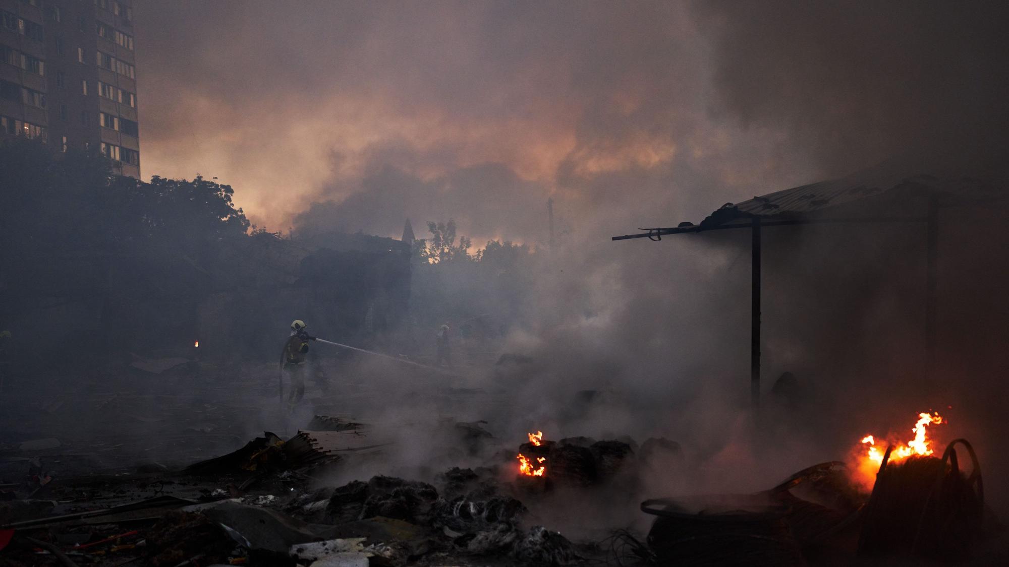 Der Ukraine-Krieg - hier versuchen Feuerwehrleute in Kiew nach einem russischen Raketenangriff einen Brand zu löschen - hat die Energiepreise deutlich steigen lassen.