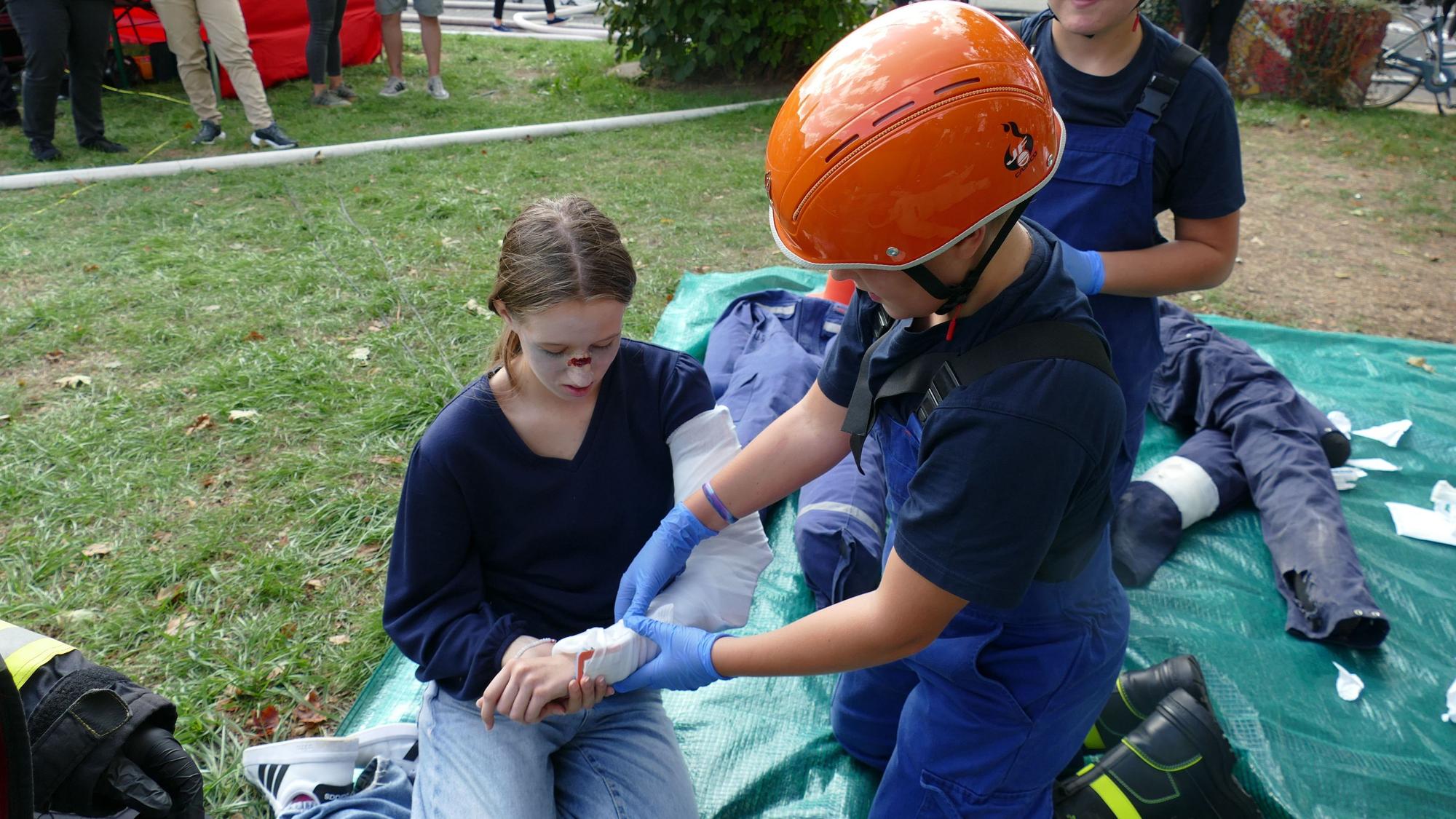 Kinder der Bühnengesellschaft Sieglar spielten Verletzte, die versorgt werden mussten.