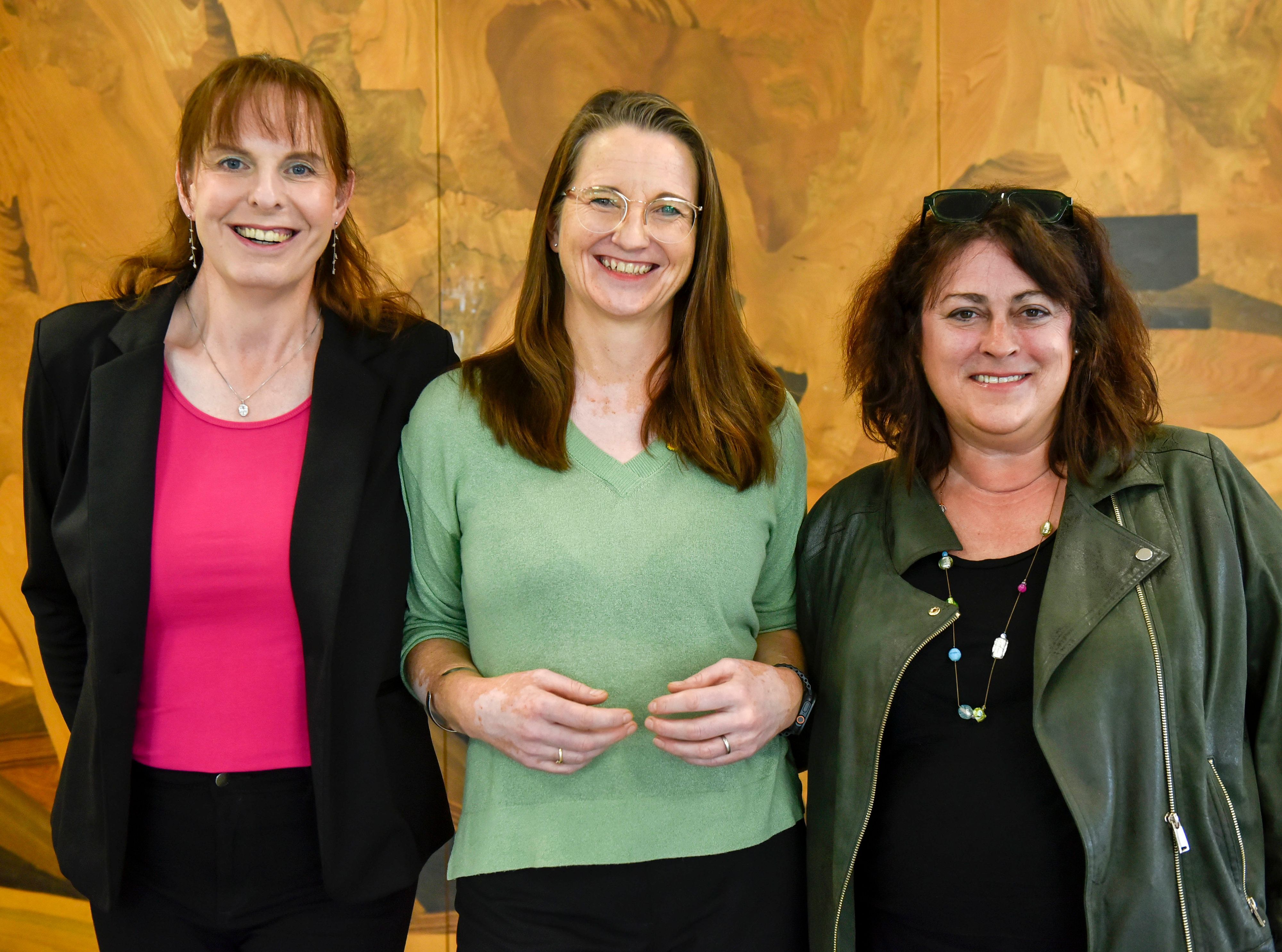 Zu sehen sind die Grünen-Direktkanddatinnen Verena-Leonie Müller aus Erftstadt, Annika Effertz aus Kerpen und Astrid Dahmen-Fries aus Bergheim.