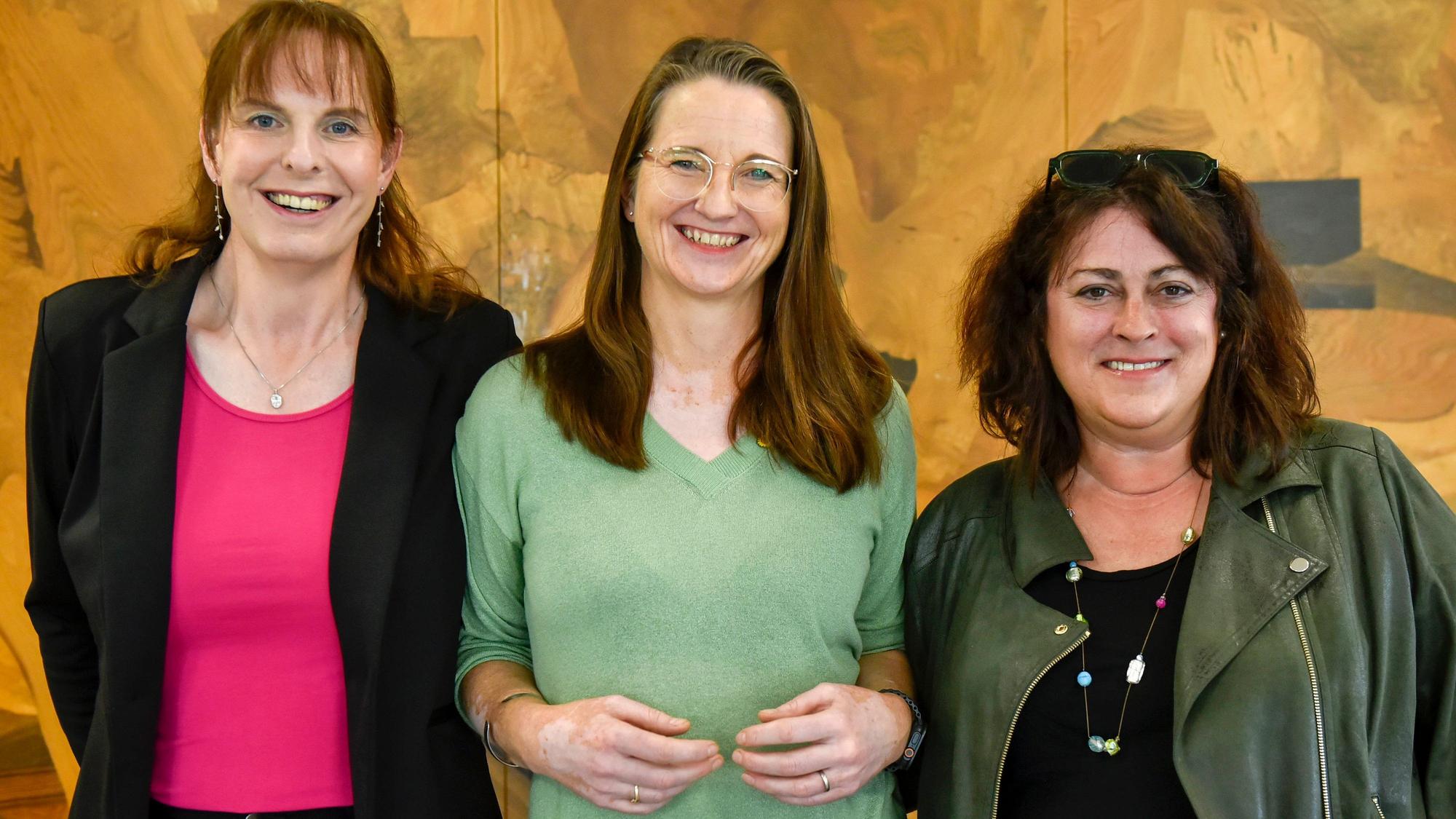 Zu sehen sind die Grünen-Direktkanddatinnen Verena-Leonie Müller aus Erftstadt, Annika Effertz aus Kerpen und Astrid Dahmen-Fries aus Bergheim.