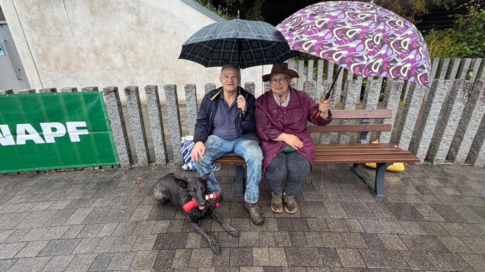 Georg und Dagmar mit Schirm, Charme und Hündin Joy.