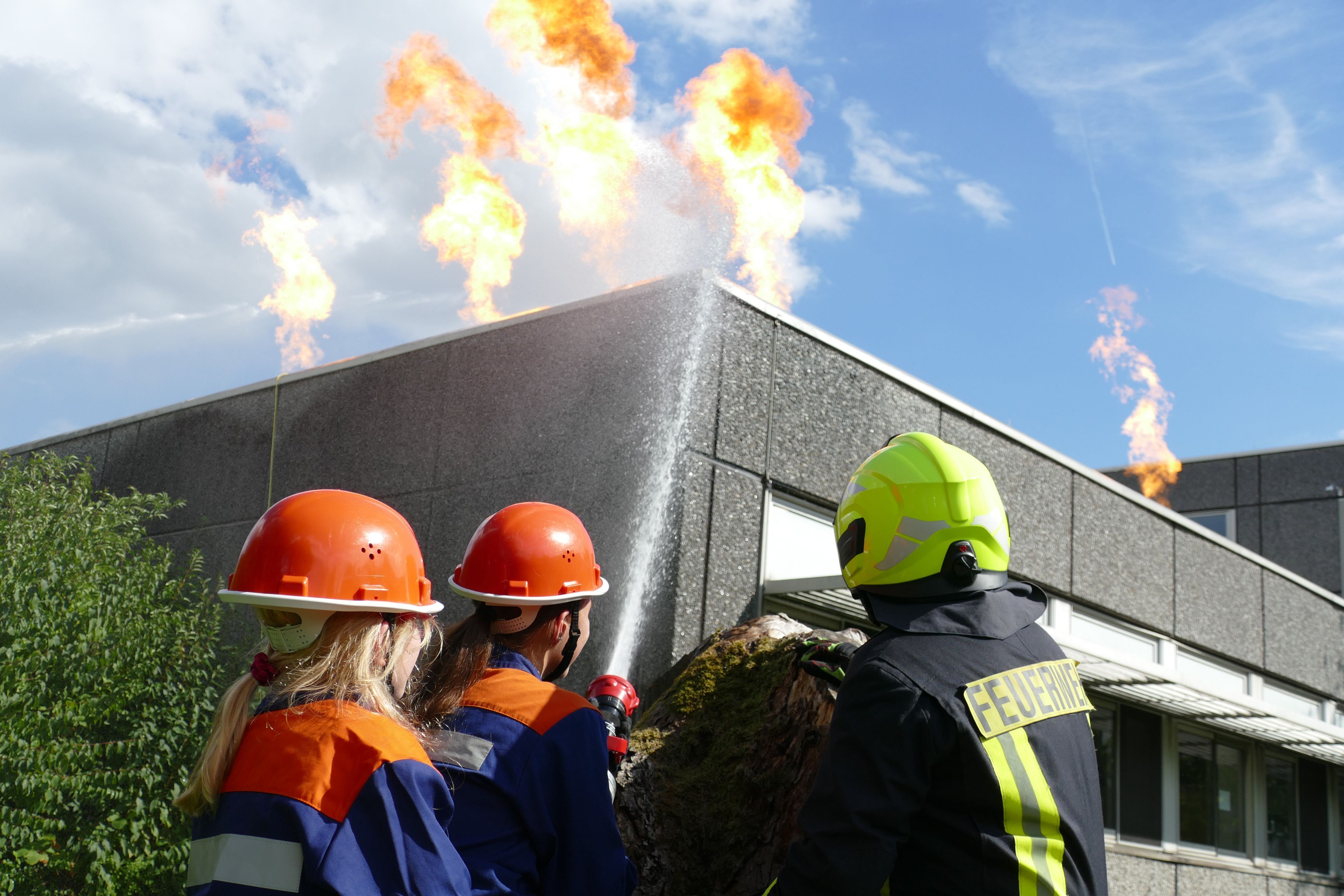 Mit dem Schlauch auf echte Flammen zu zielen, war für die Jugendlichen ein wahres Highlight.