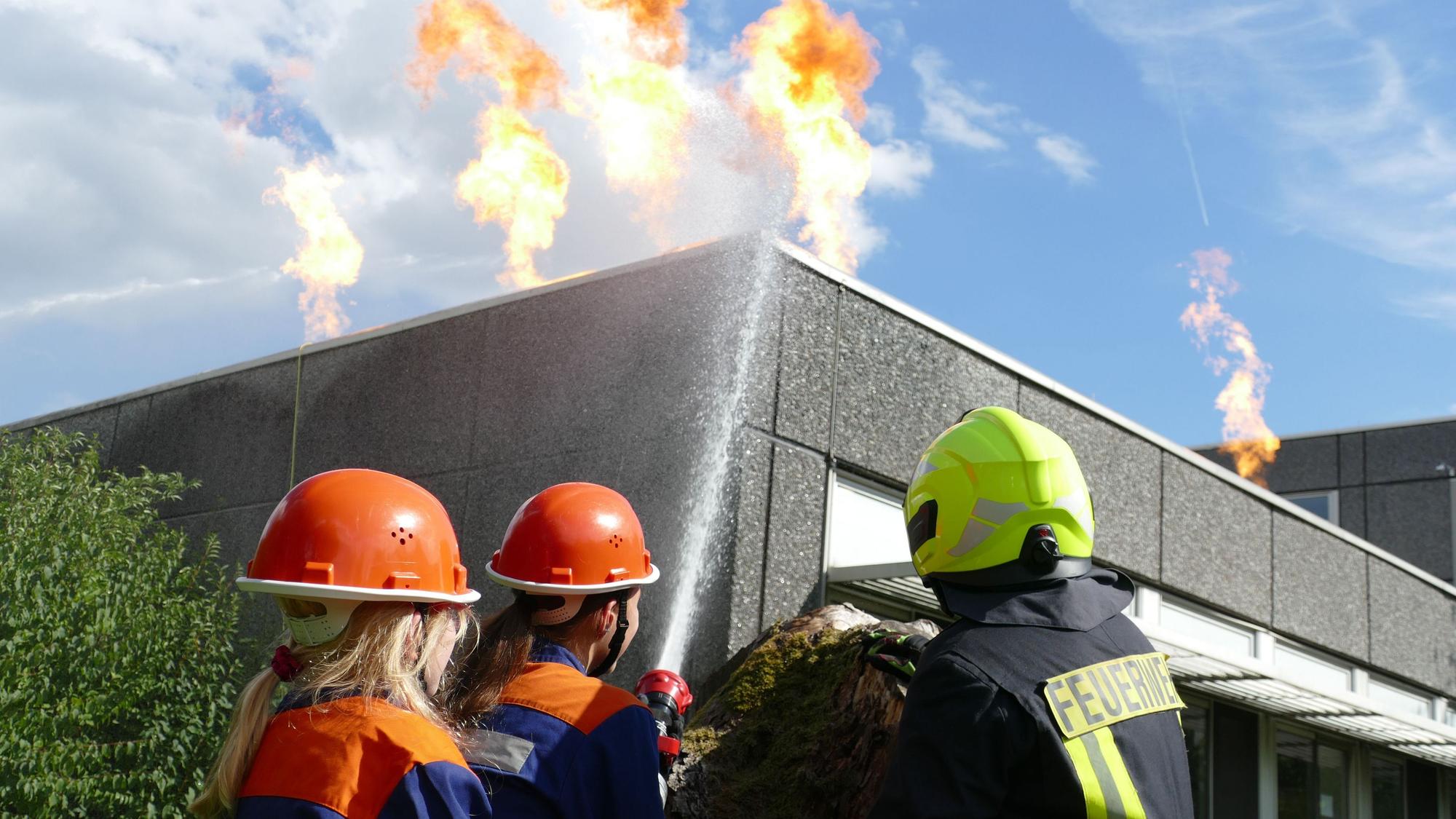 Mit dem Schlauch auf echte Flammen zu zielen, war für die Jugendlichen ein wahres Highlight.
