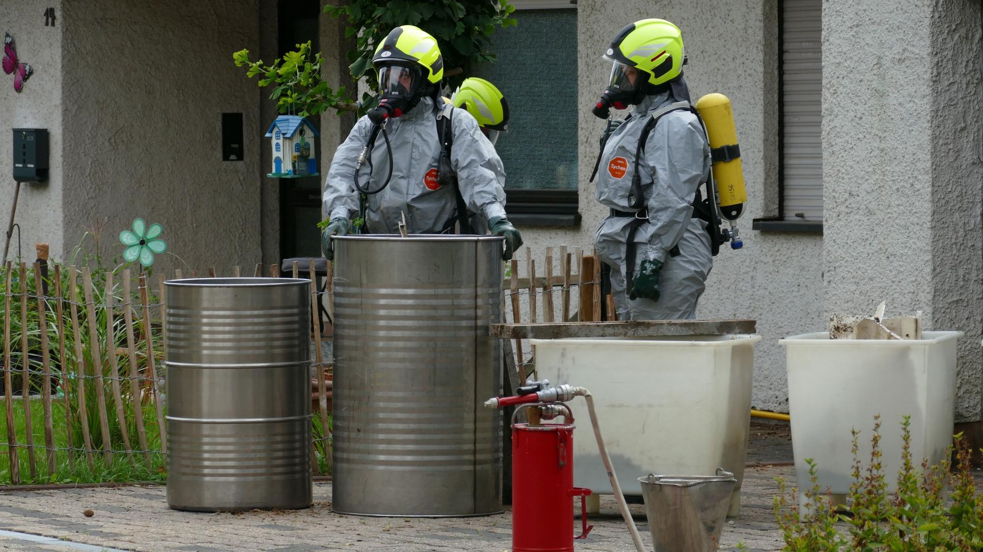 In Schutzanzügen und unter Atemschutz schaufelten die Feuerwehrleute die Lichtschächte leer.