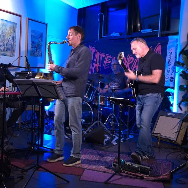 Das Foto zeigt einen Auftritt der Band Odd & Even