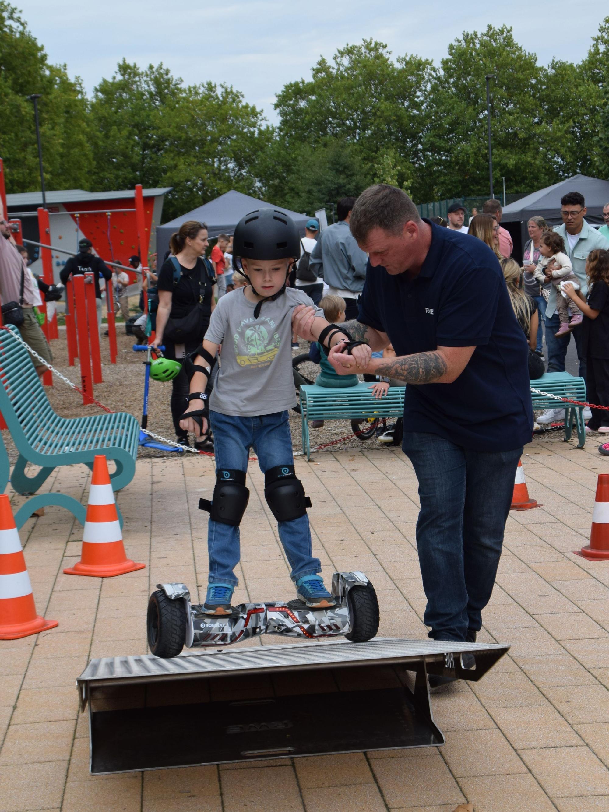 Das Foto zeigt einen Jungen auf dem Parcours mit dem Hoverboard.