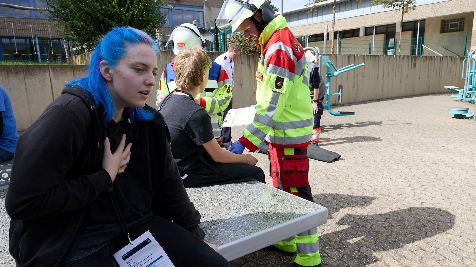Bei einer Übung werden Verletztendarsteller von Mitarbeitern des Rettungsdienstes untersucht.