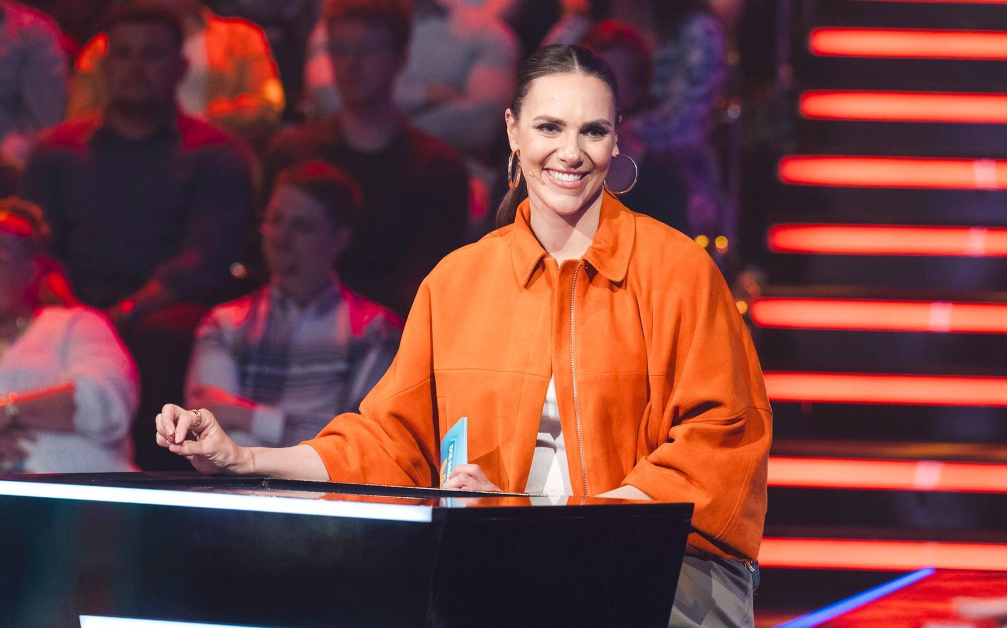 Pünktlich zum Jubiläum von „Die große Maus-Show“ kehrt Esther Sedlaczek als Moderatorin zurück. Während ihrer Schwangerschaft hatte sie sich letztes Jahr von Florian Silbereisen vertreten lassen. (Bild: WDR/Ben Knabe)