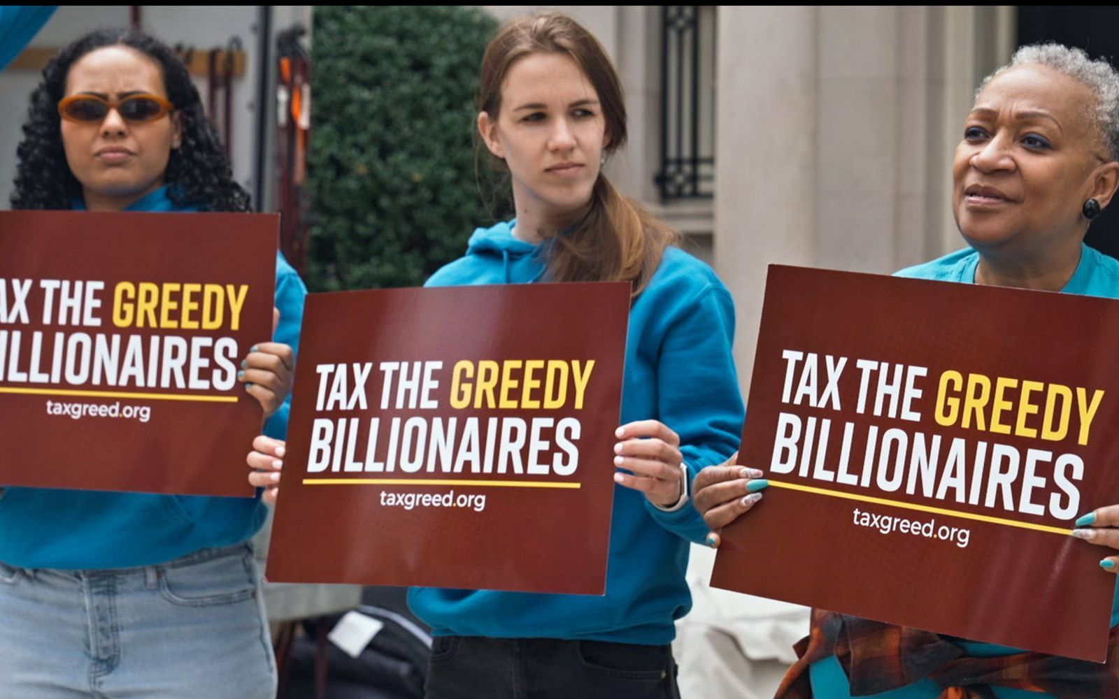 „Tax the Greedy Billionaires“, eine US-Kampagne, fordert höhere Vermögenssteuersätze und organisiert dafür auch öffentliche Kundgebungen. (Bild: Little Big Story)