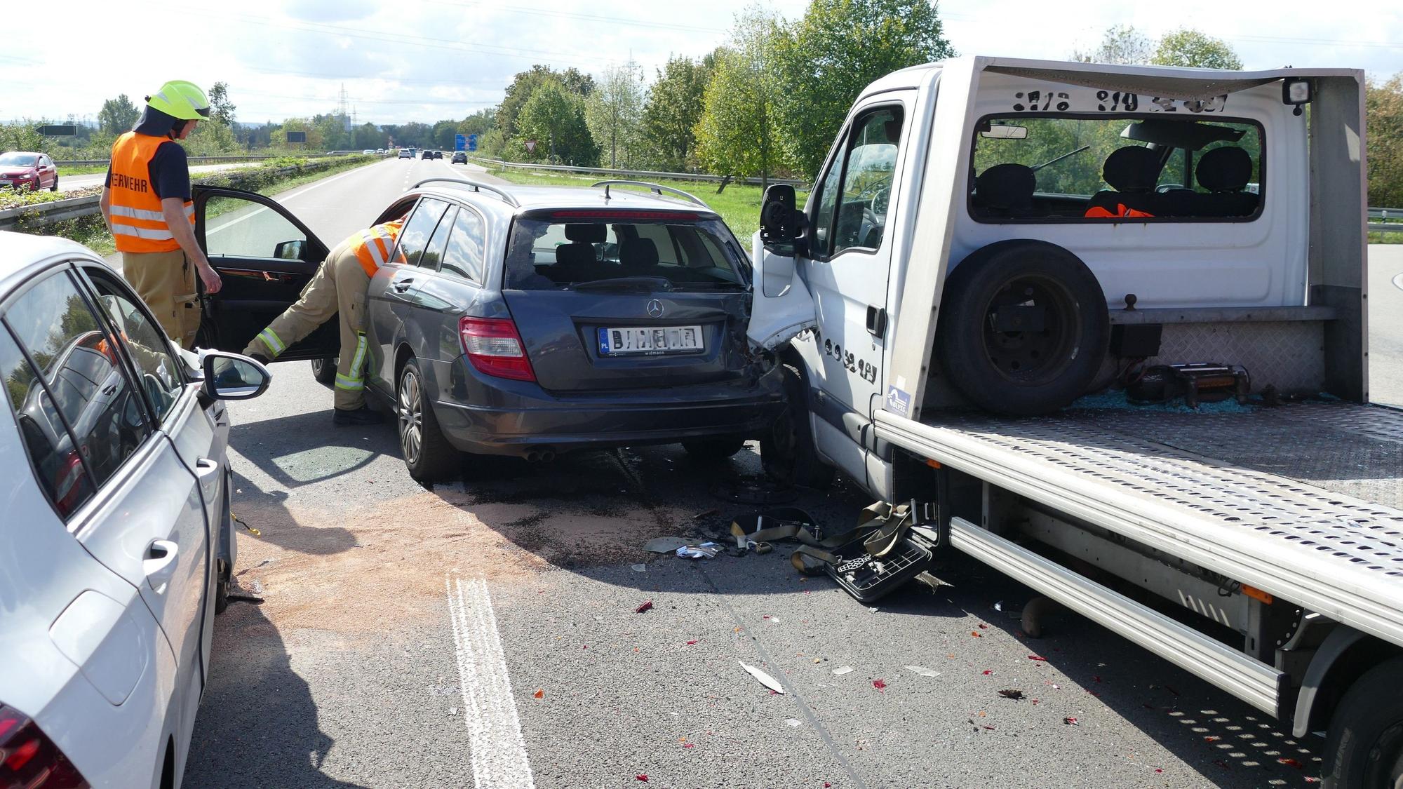 Der Autotransporter war auf den Mercedes gekracht, nachdem der weiße Golf ihm hinten aufgefahren war.