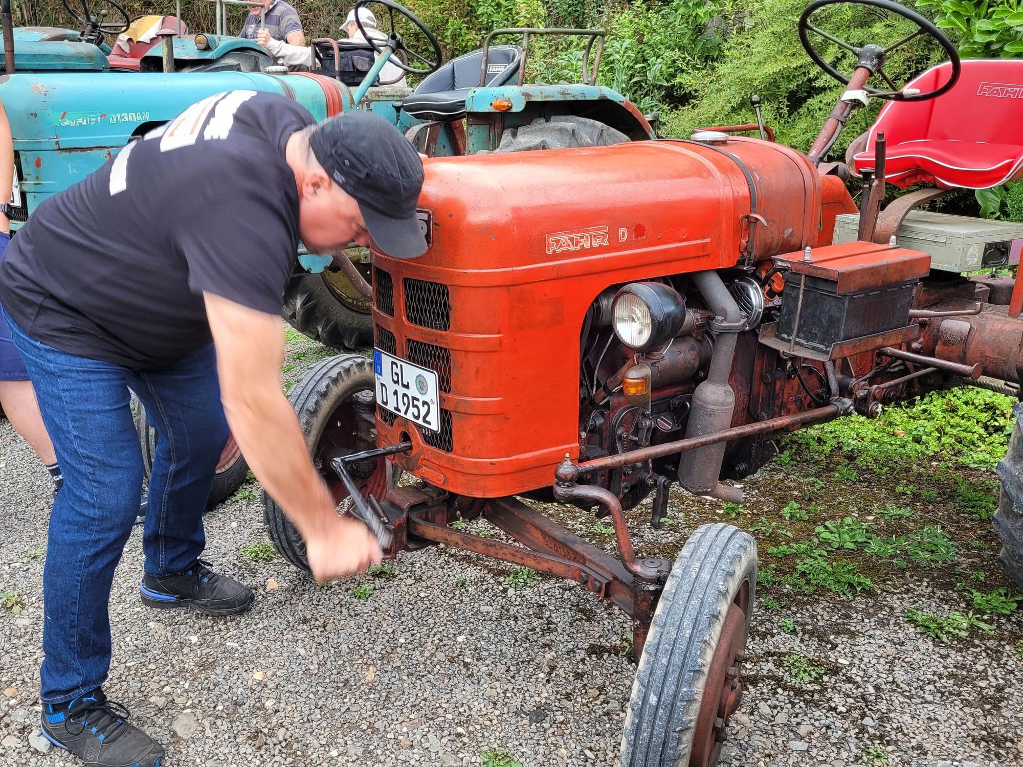 Sascha Miebach kurbelt seinen Trecker an.