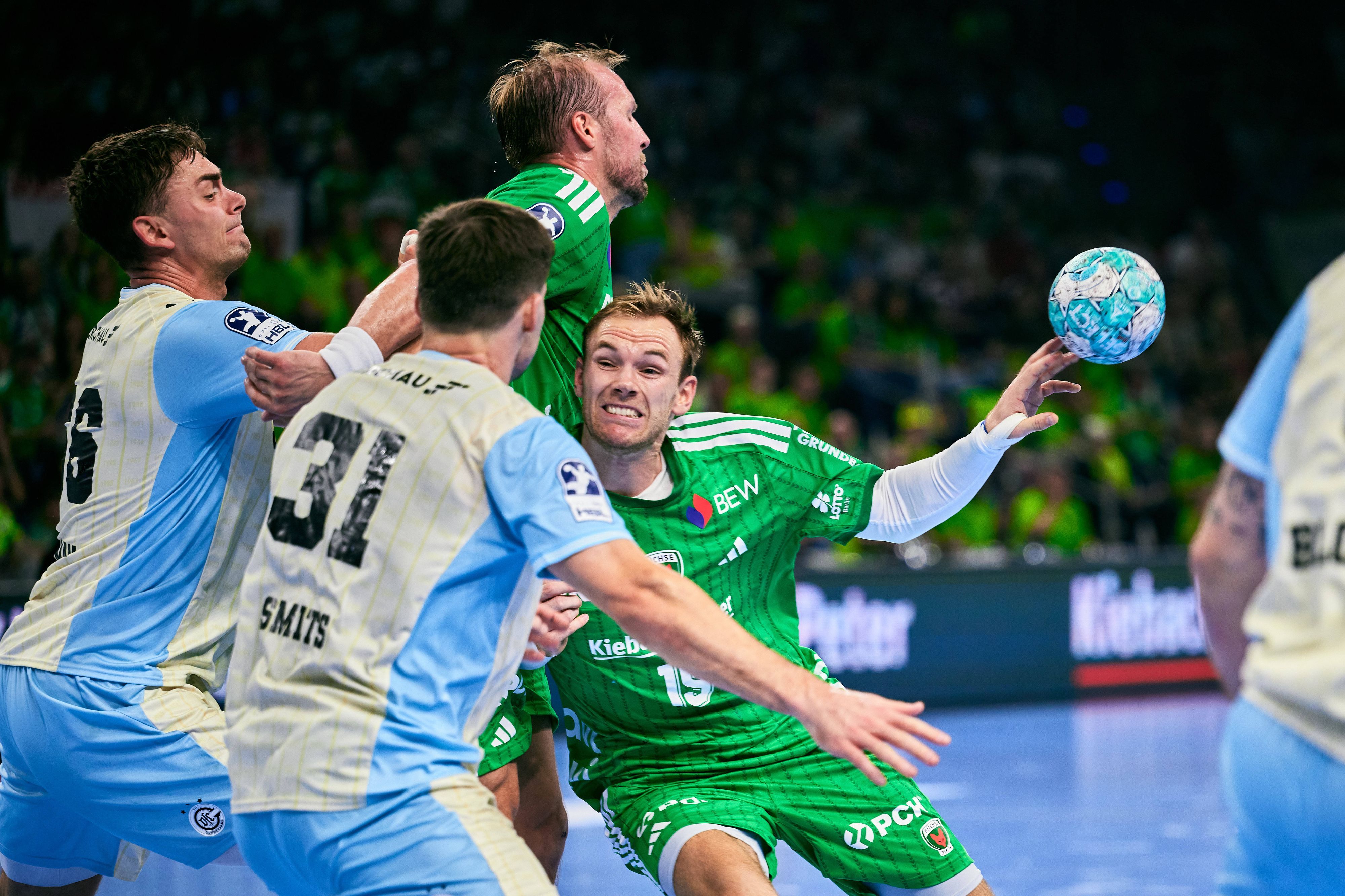 Eine Spielsituation zwischen dem VfL Gummersbach und den Füchsen Berlin.