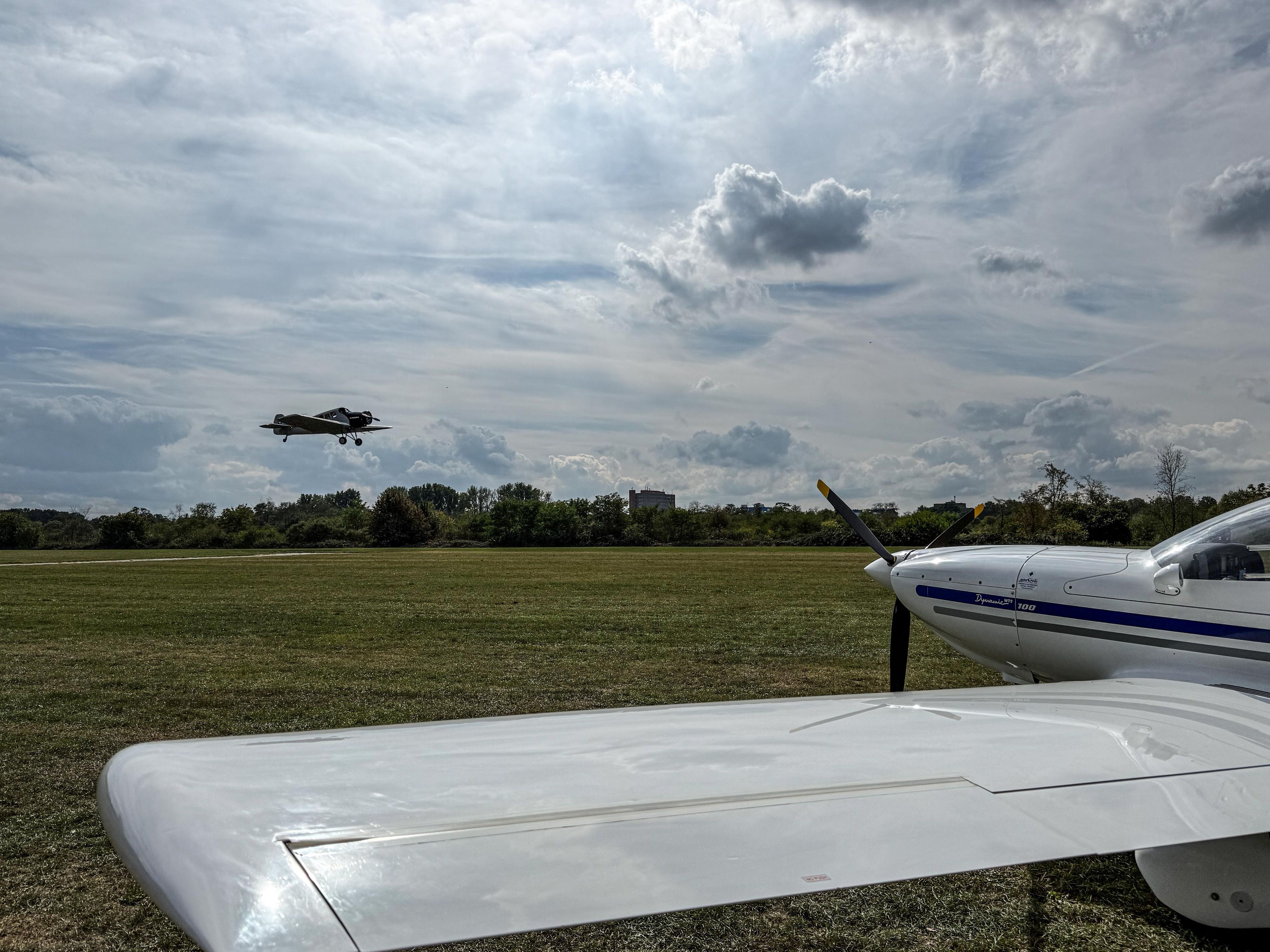Ein Nachbau einer Junkers F13 hebt beim Flugplatzfest auf dem Kurtekotten ab.