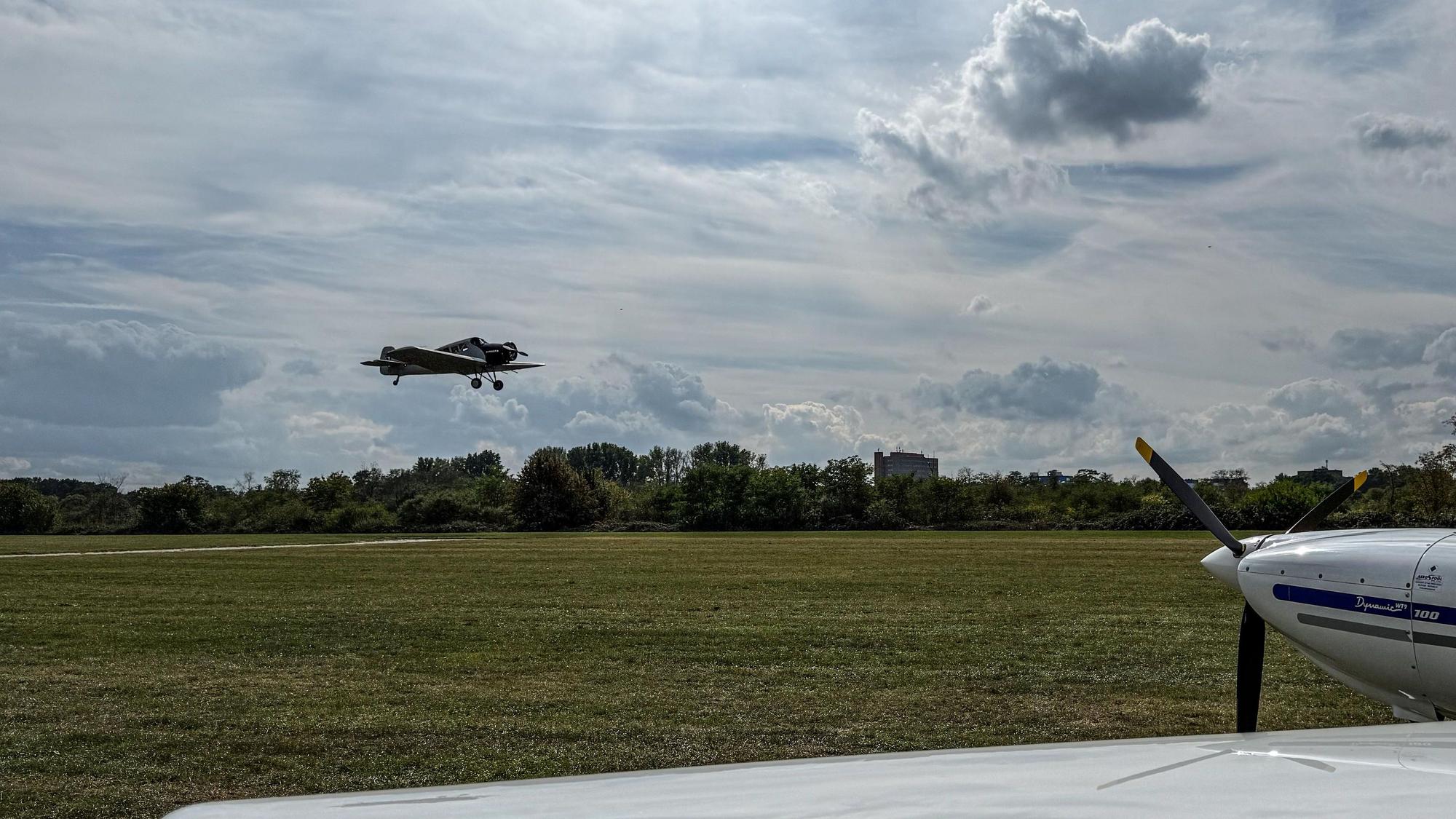 Ein Nachbau einer Junkers F13 hebt beim Flugplatzfest auf dem Kurtekotten ab.