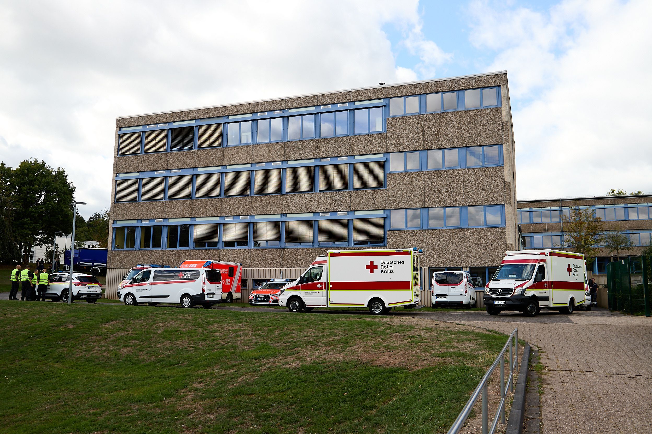 Rettungswagen stehen bei einer Übung vor dem Mechernicher Gymnasium.