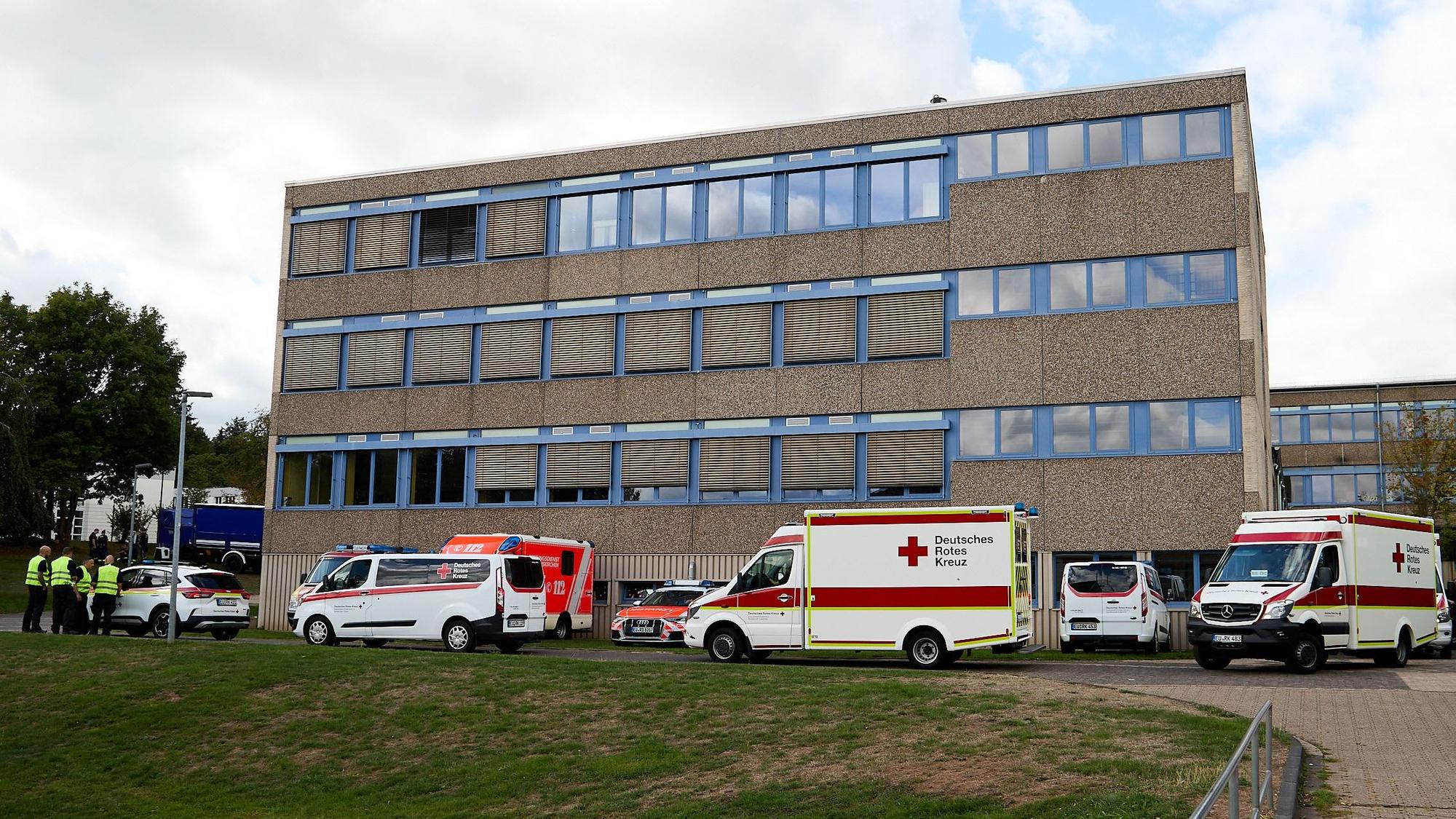 Rettungswagen stehen bei einer Übung vor dem Mechernicher Gymnasium.
