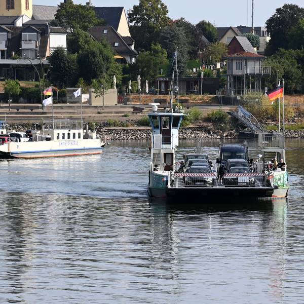 Zwei Fähren begegnen sich auf dem Rhein.