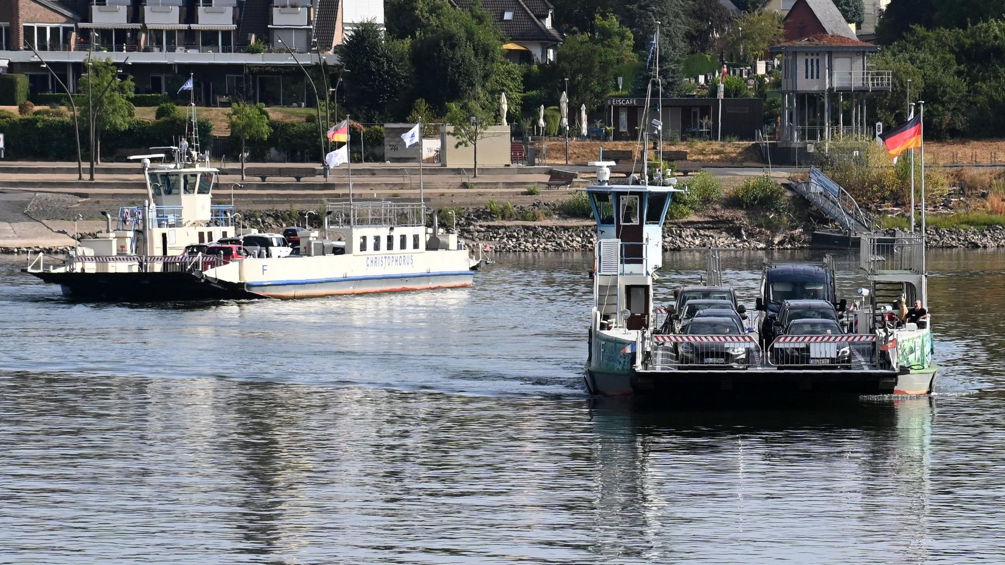 Zwei Fähren begegnen sich auf dem Rhein.