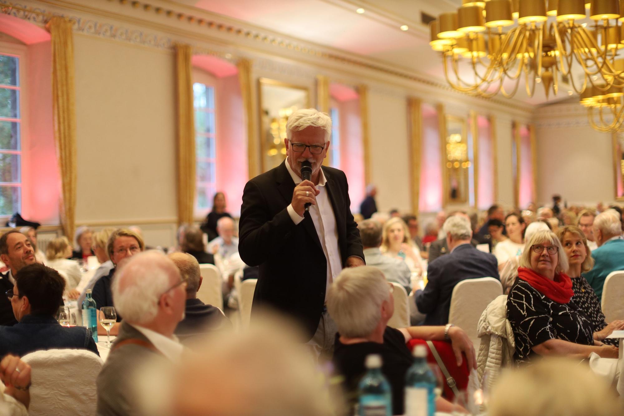 Helmut Frangenberg, Redakteur des „Kölner Stadt-Anzeiger“, moderierte die Zeitreise in der Wolkenburg.