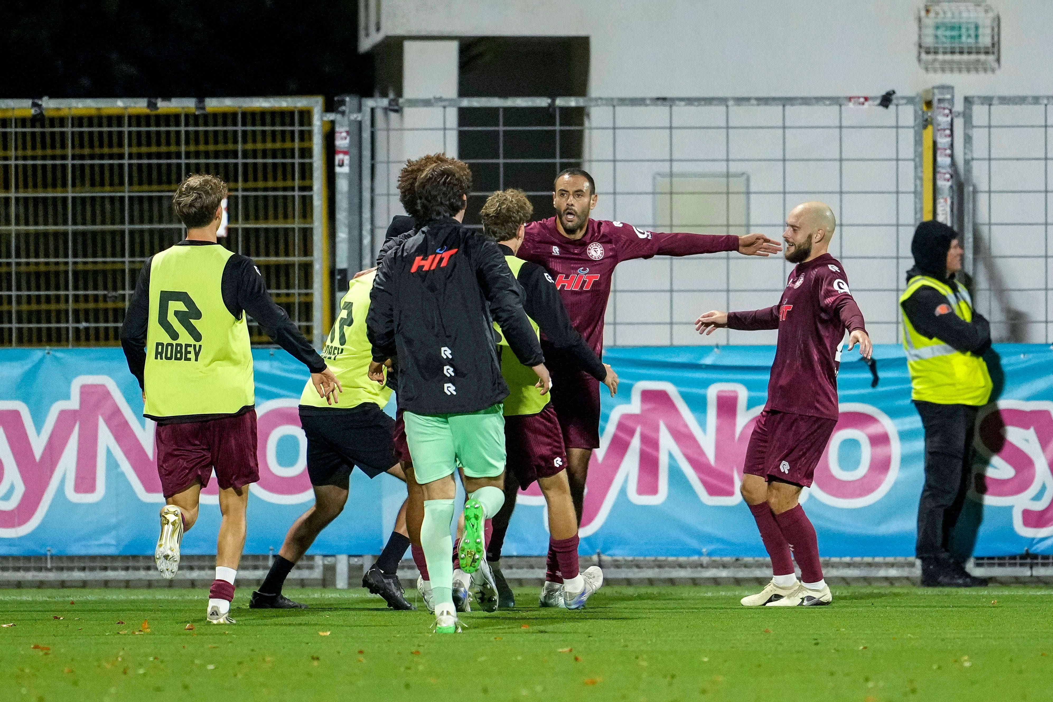 Große Jubeltraube bei Fortuna Köln: In letzter Minute gelingt noch der Ausgleich.