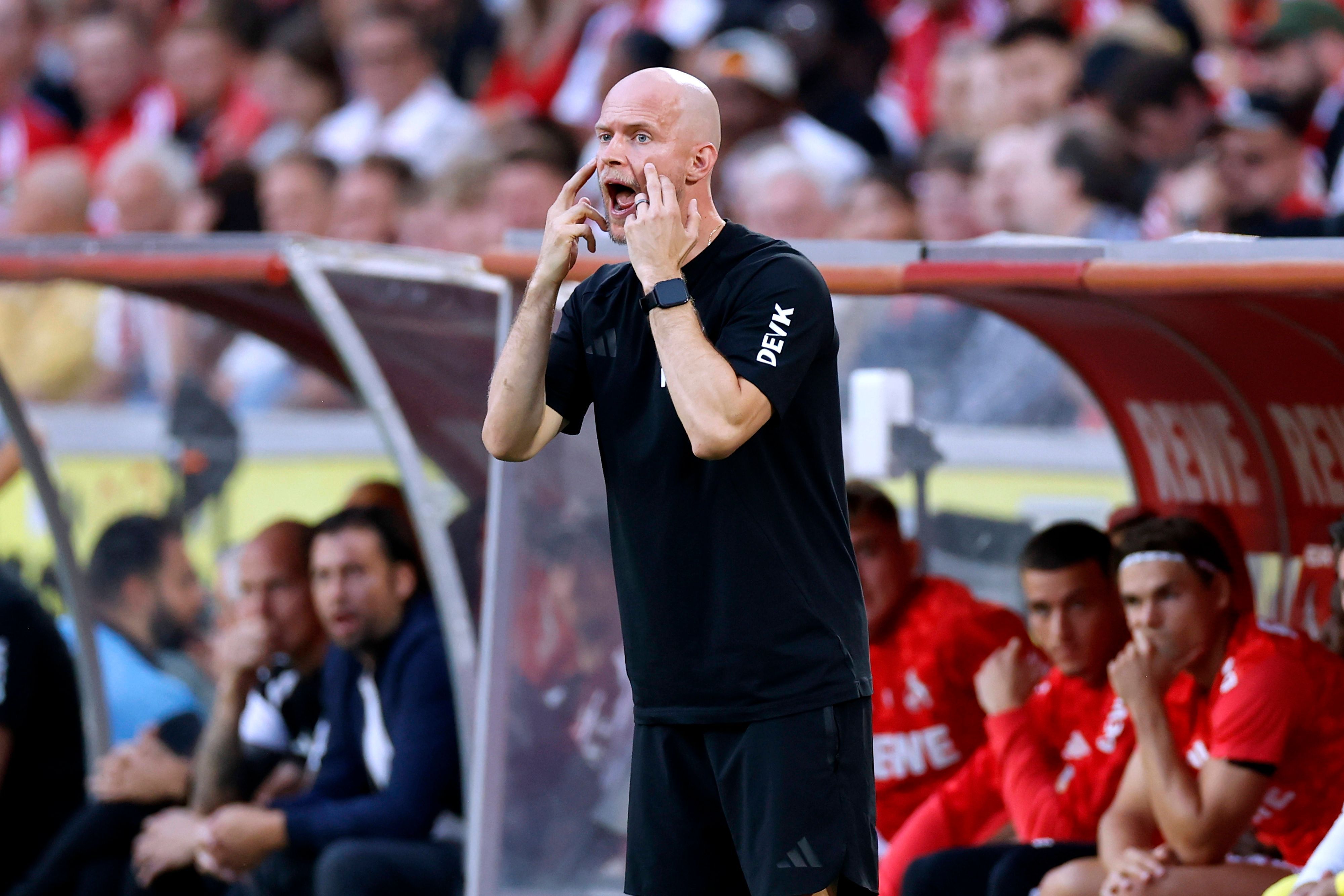FC-Trainer René Wagner versucht an der Seitenlinie, auf seine Spieler einzuwirken.