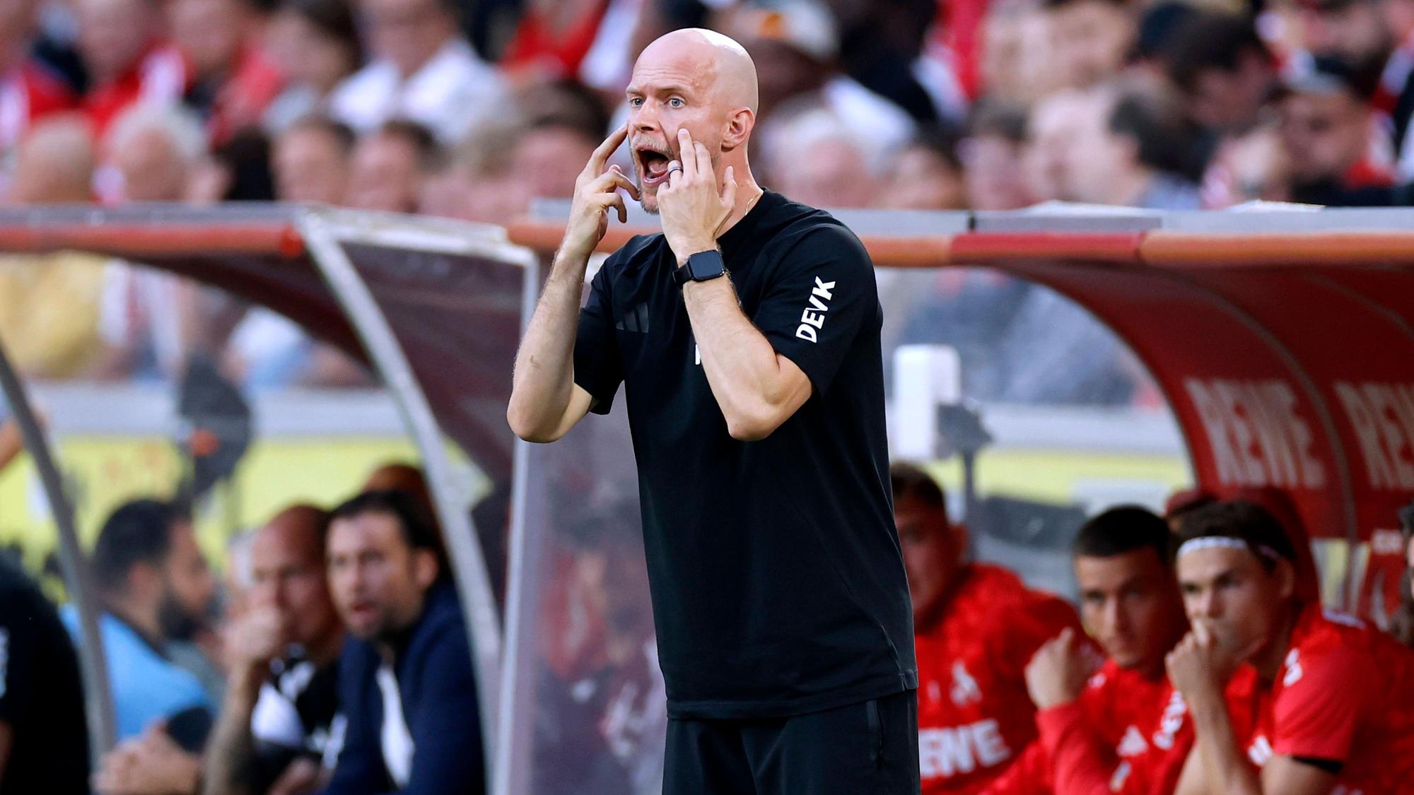 FC-Trainer René Wagner versucht an der Seitenlinie, auf seine Spieler einzuwirken.