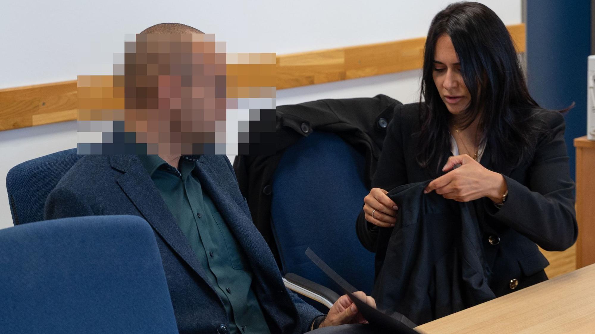 Das Foto zeigt den Angeklagten mit verpixeltem Gesicht und seine Verteidigerin.