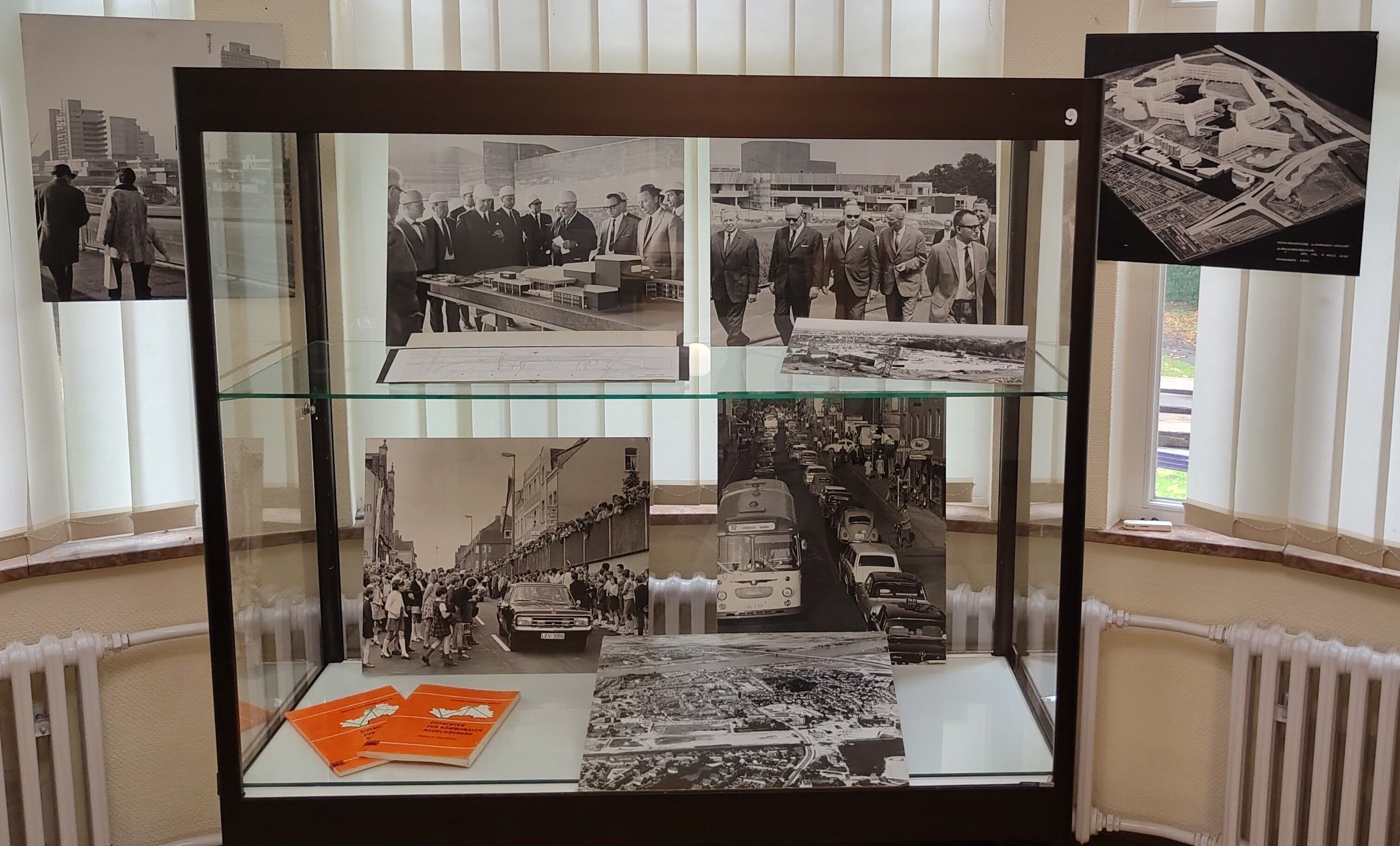 Ausstellungskasten über die Stadtentwicklung zu Zeiten des Wirtschaftswunders