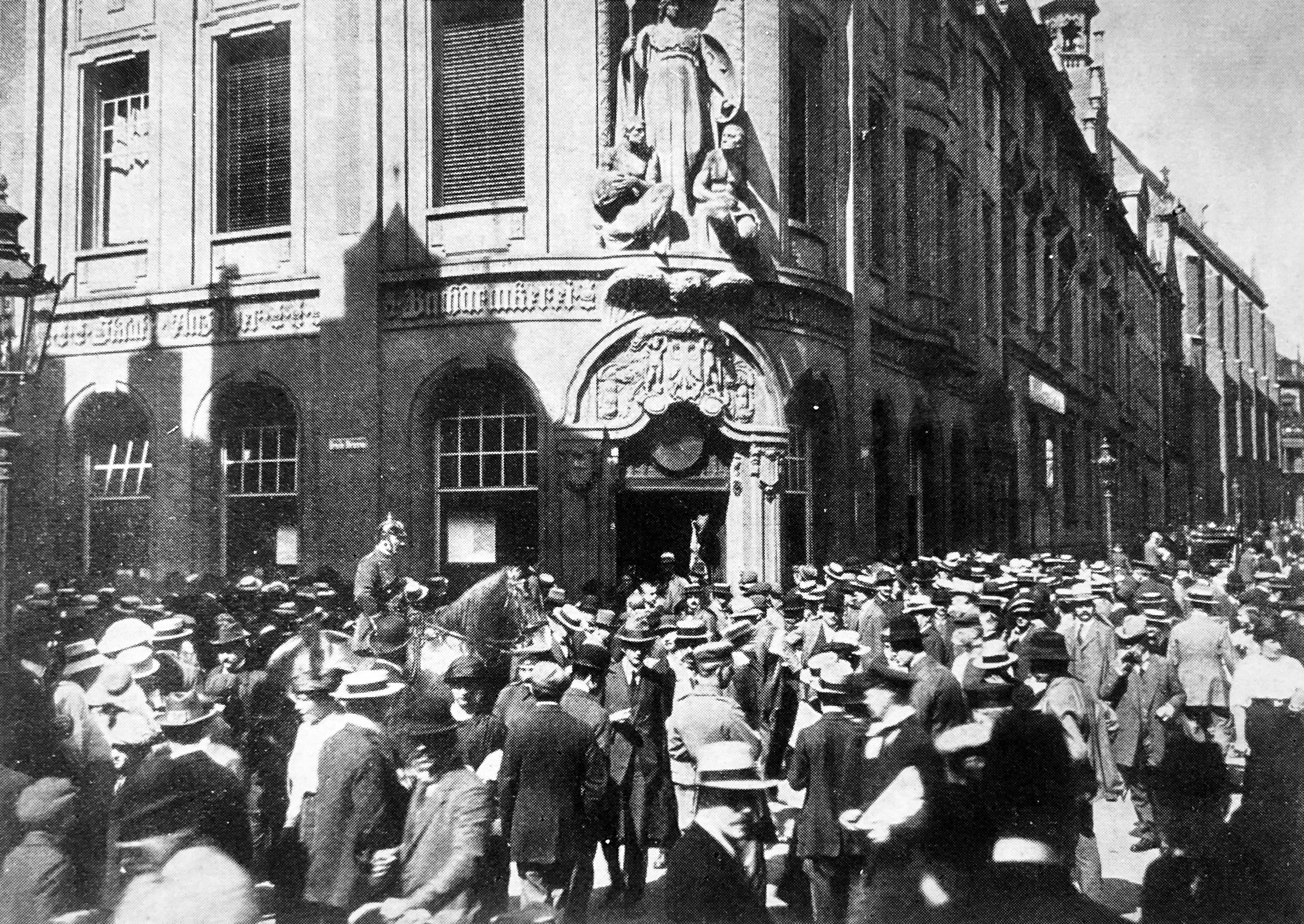 Menschen warten am 1. August 1914 vor dem Gebäude der „Kölnischen Zeitung“ und des „Stadt-Anzeigers“ auf Nachrichten zum Kriegsausbruch.