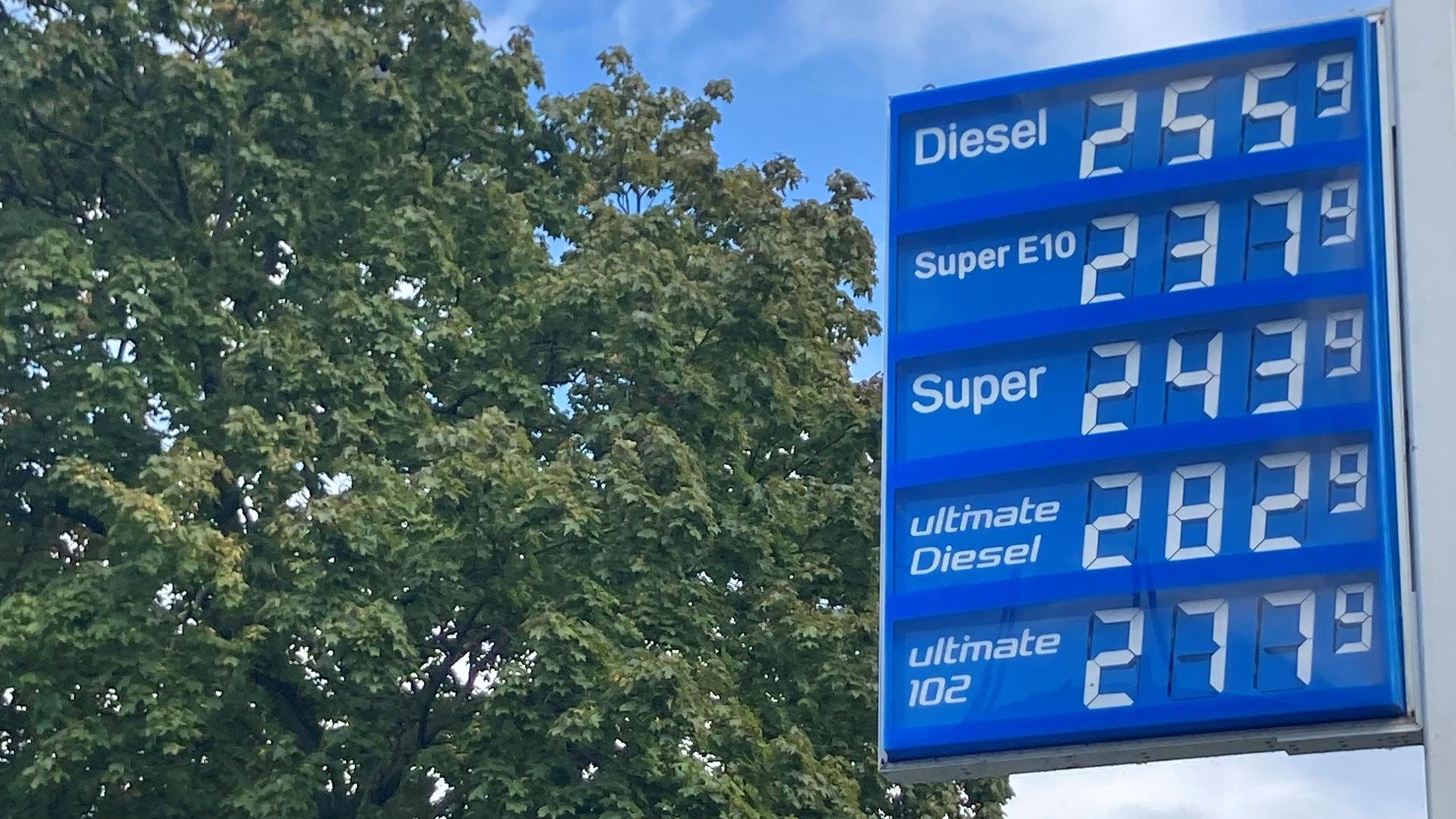 Die Anzeigetafel einer Kölner Tankstelle zeigt die Auswirkungen der steigenden Rohölpreise für den Endverbraucher.