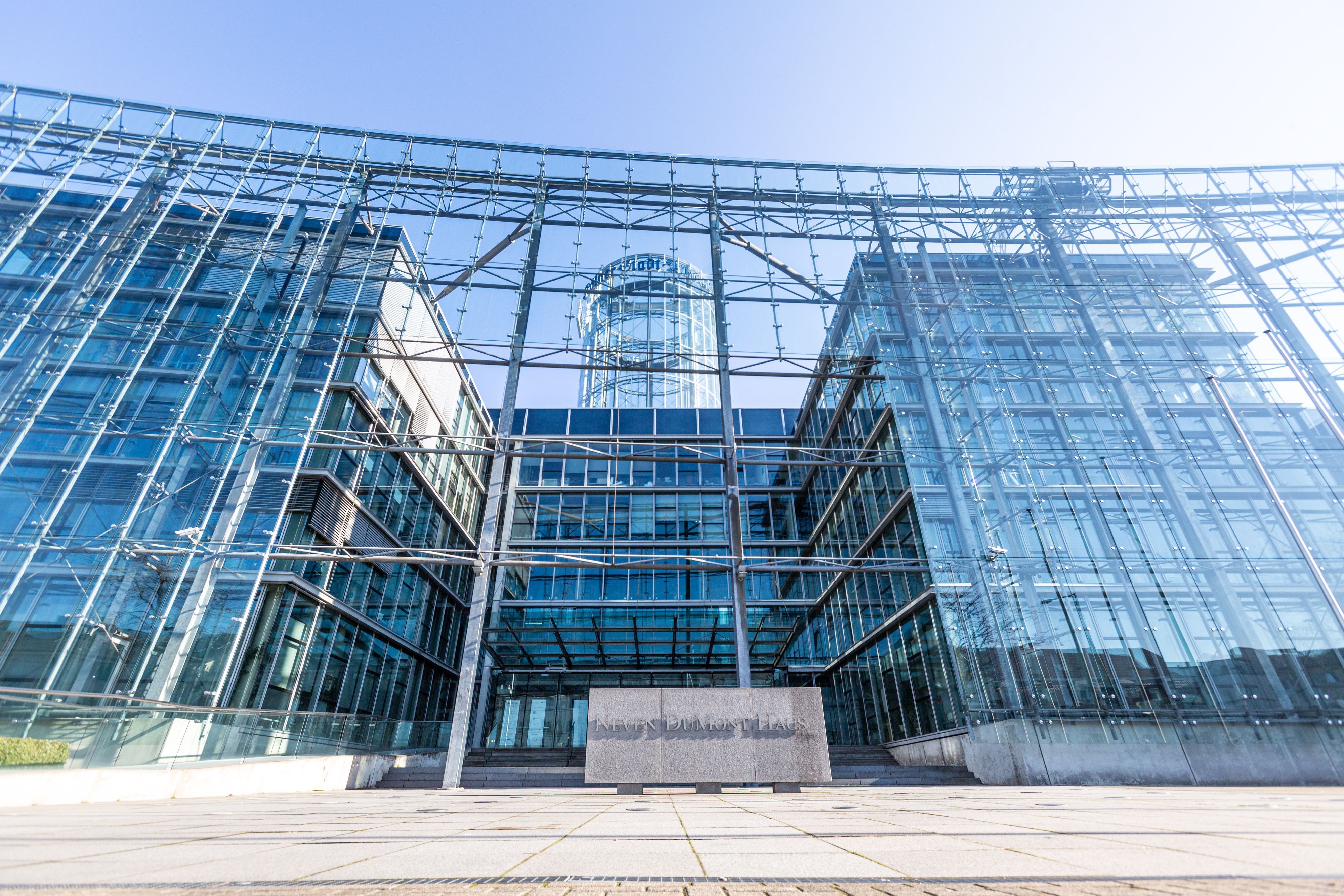 07.02.2020, Köln: Das «Neven DuMont Haus» an der Amsterdamer Straße. Neben dem Firmensitz der DuMont Mediengruppe beheimatet das Gebäude auch die Redaktionen der Tageszeitungen Kölner Stadt-Anzeiger und Express.