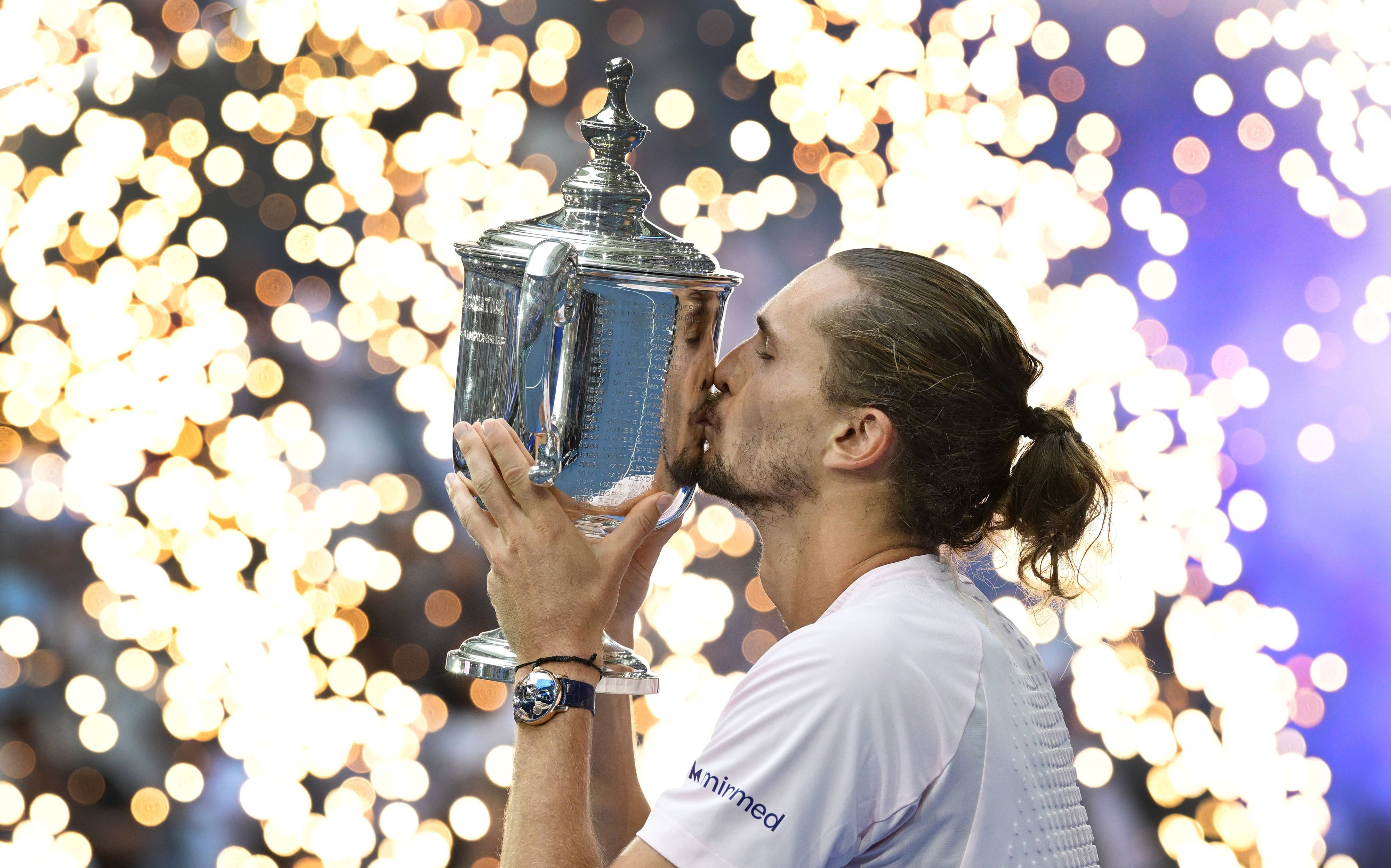 Alexander Zverev küsst den Siegerpokal der US Open in New York.