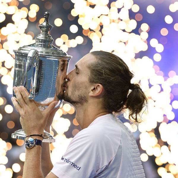 Alexander Zverev küsst den Siegerpokal der US Open in New York.