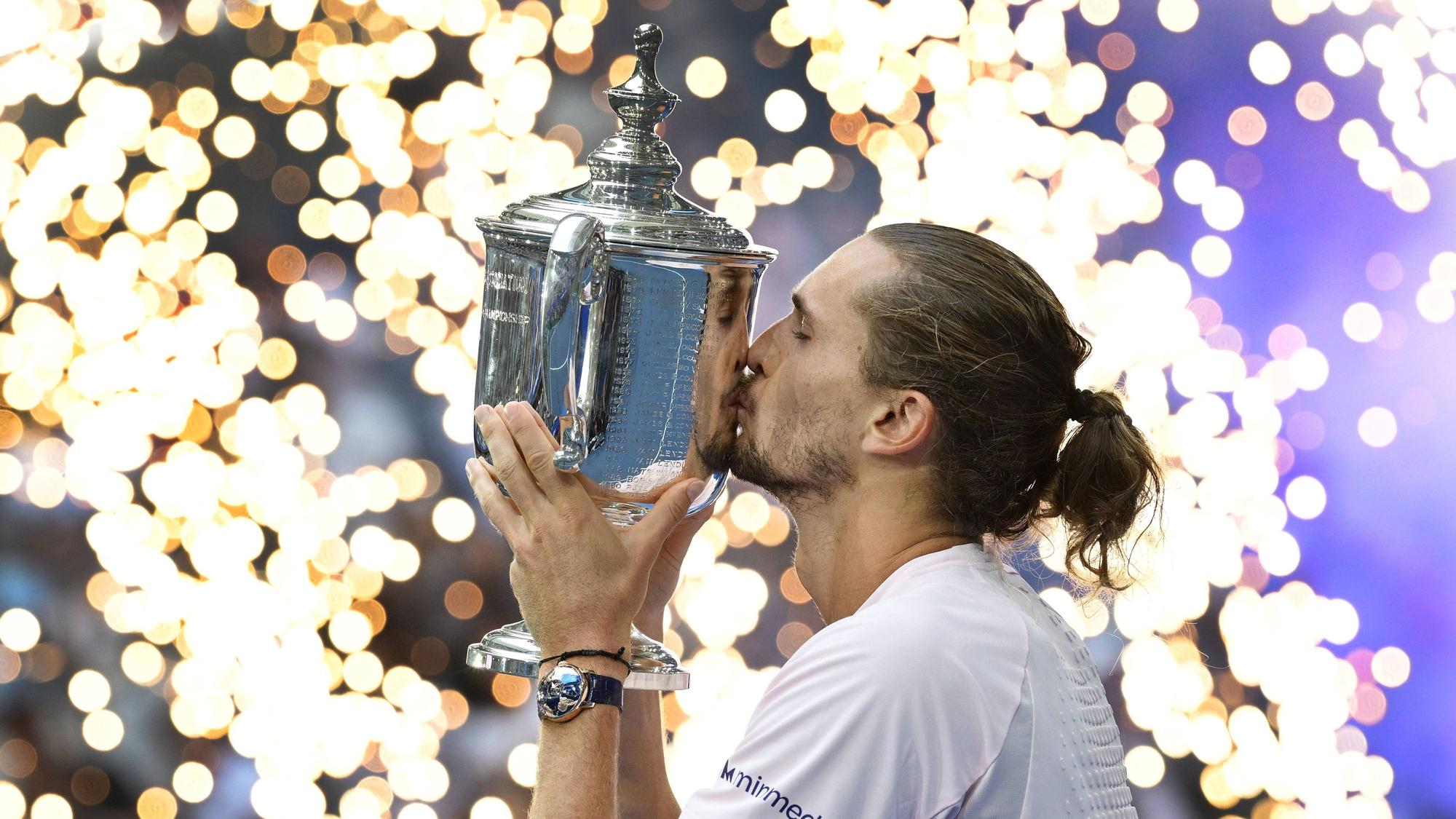 Alexander Zverev küsst den Siegerpokal der US Open in New York.