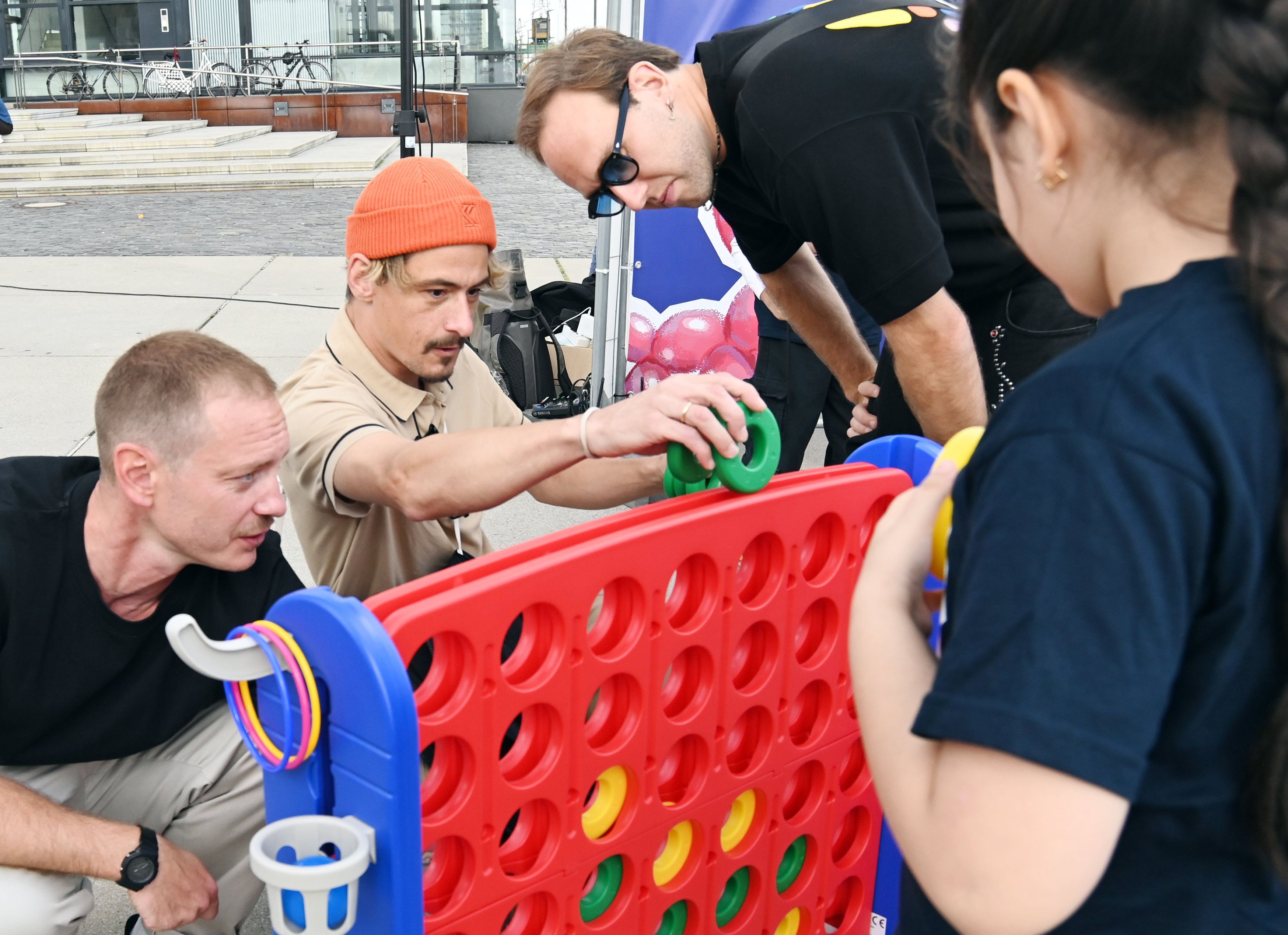 Kevin Wittwer (links) und Yannick Richter von Cat Ballou sind Botschafter des Weltkindertags, sie spielen mit Kindern des Linoclub-Kinderrats am Harry-Blum-Platz.