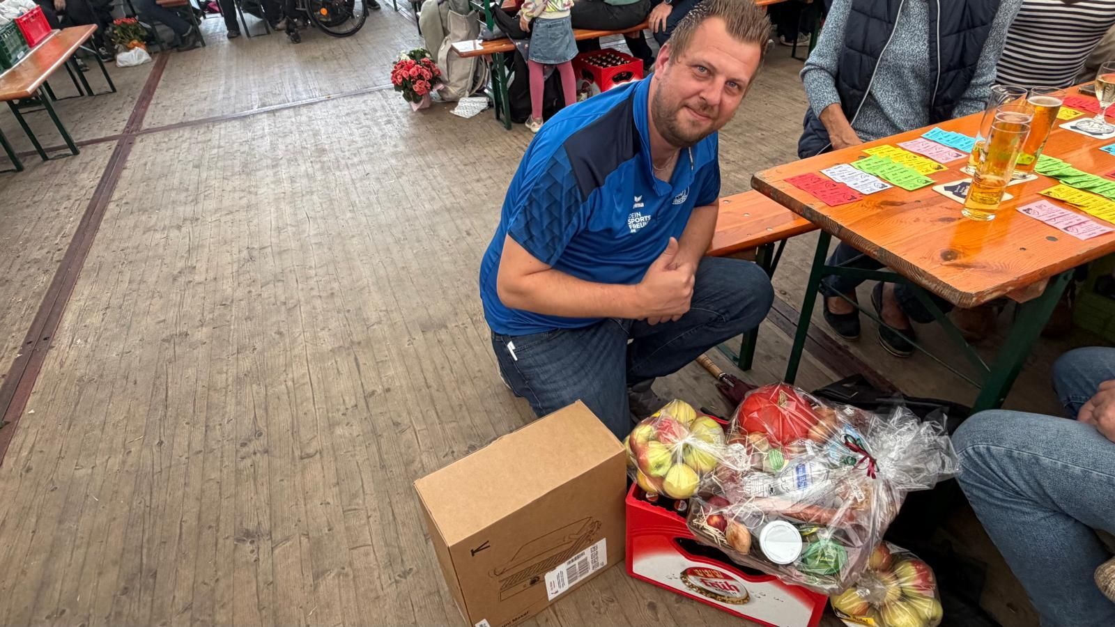Jens Möller freut sich über seine Preise. Besonders über das Bier.