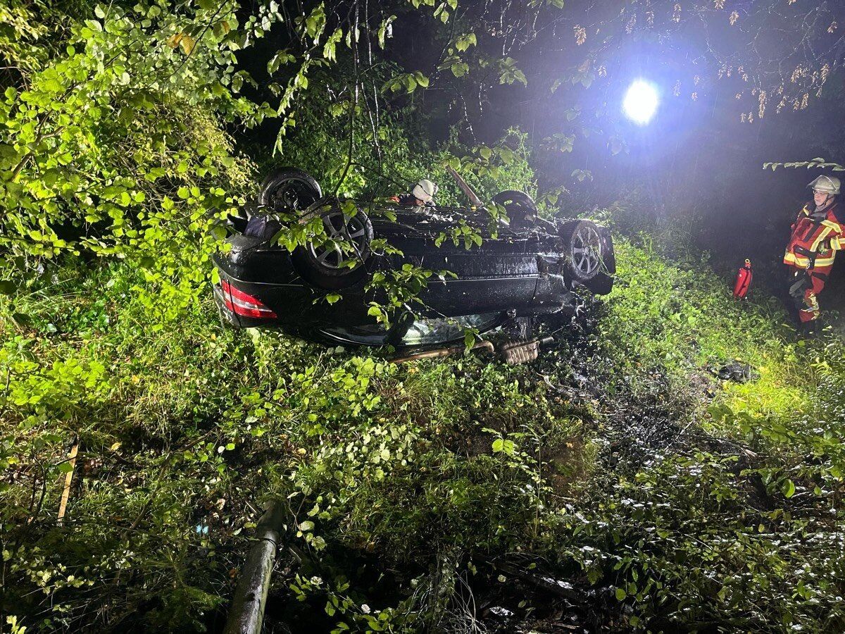 Ein Mercedes liegt nach einem Verkehrsunfall auf dem Dach.