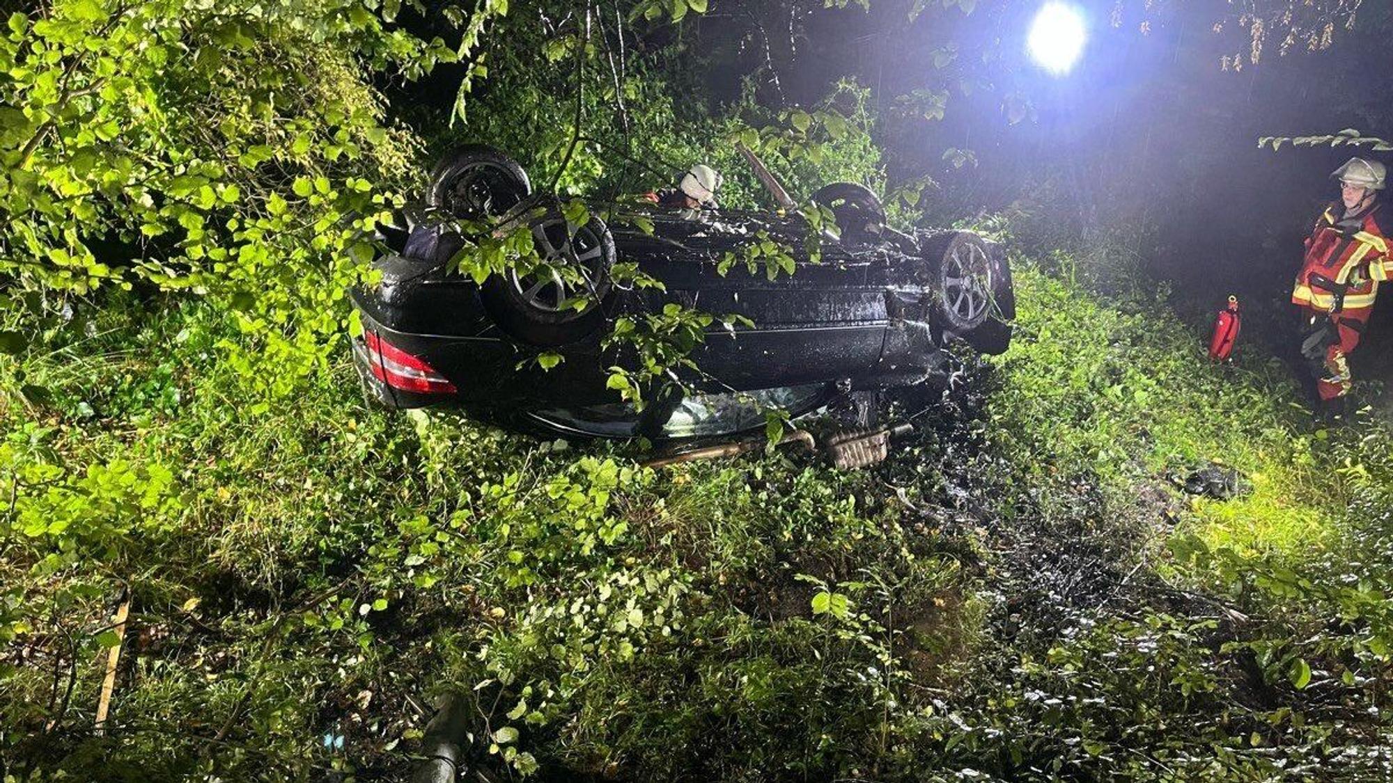 Ein Mercedes liegt nach einem Verkehrsunfall auf dem Dach.