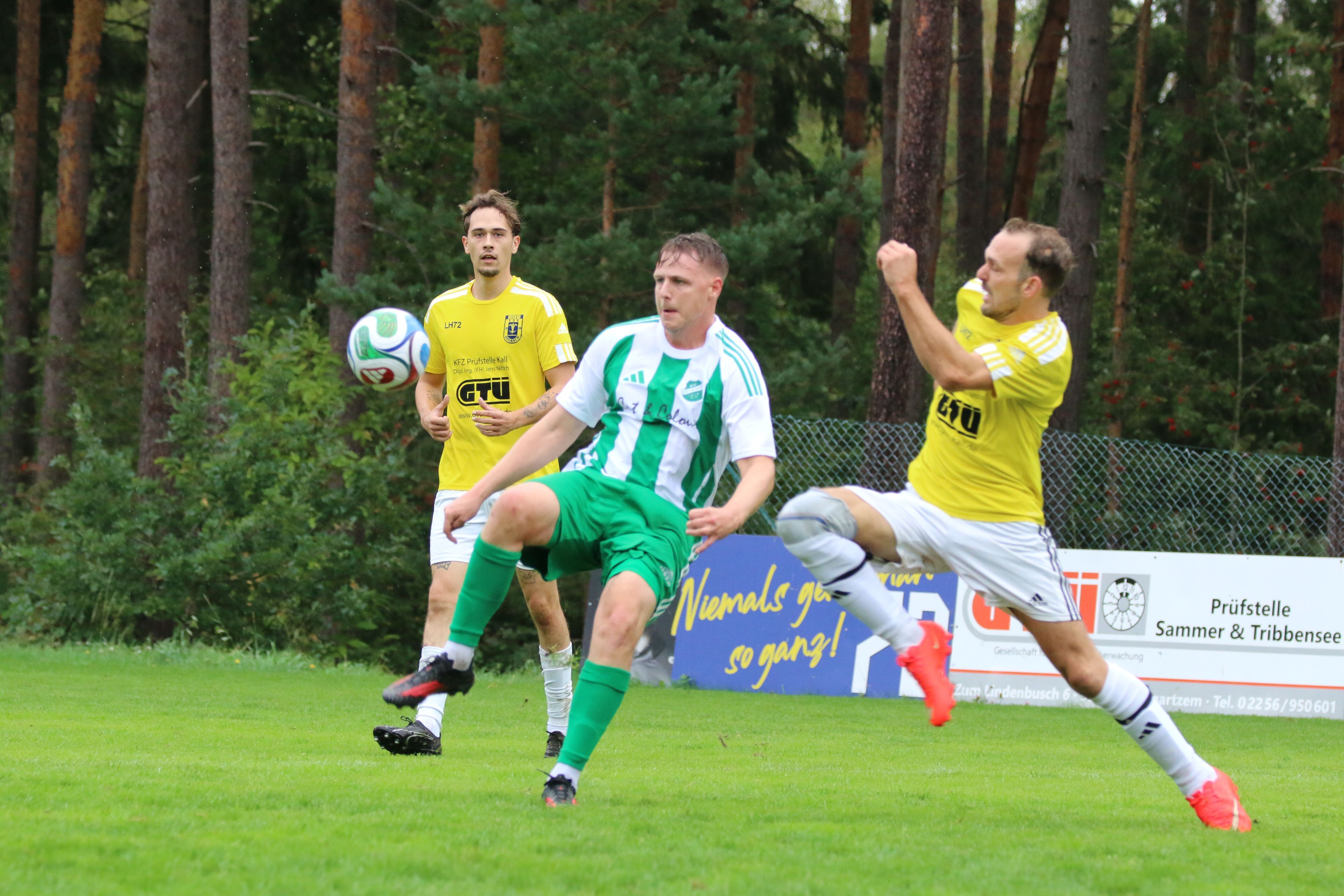 Das Bild zeigt den Sötenicher Angreifer im Duell mit einem Gegenspieler.