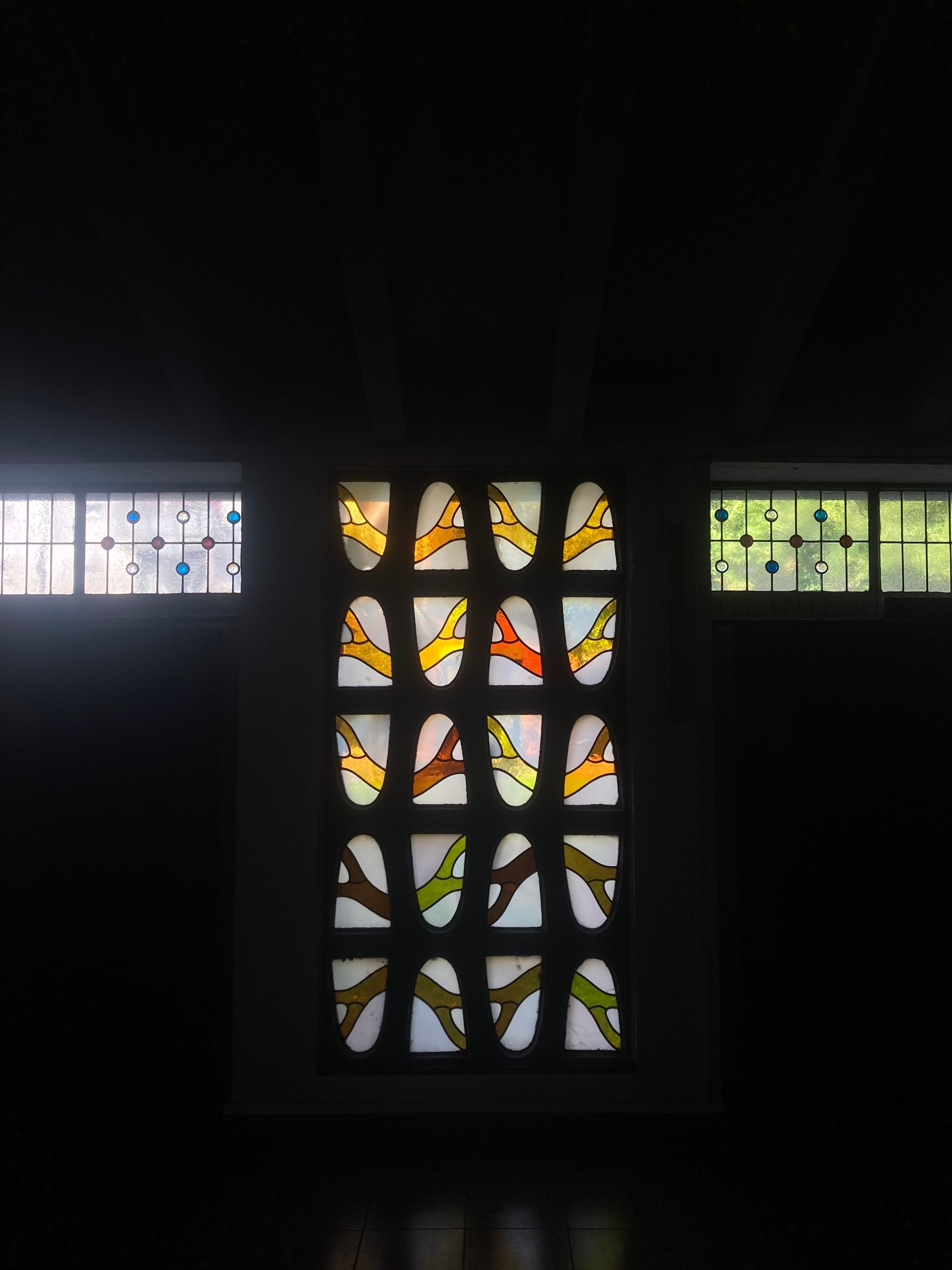 Die modern gestalteten bleiverglasten Fenster in der Kirche sind Kunstwerke für sich.
