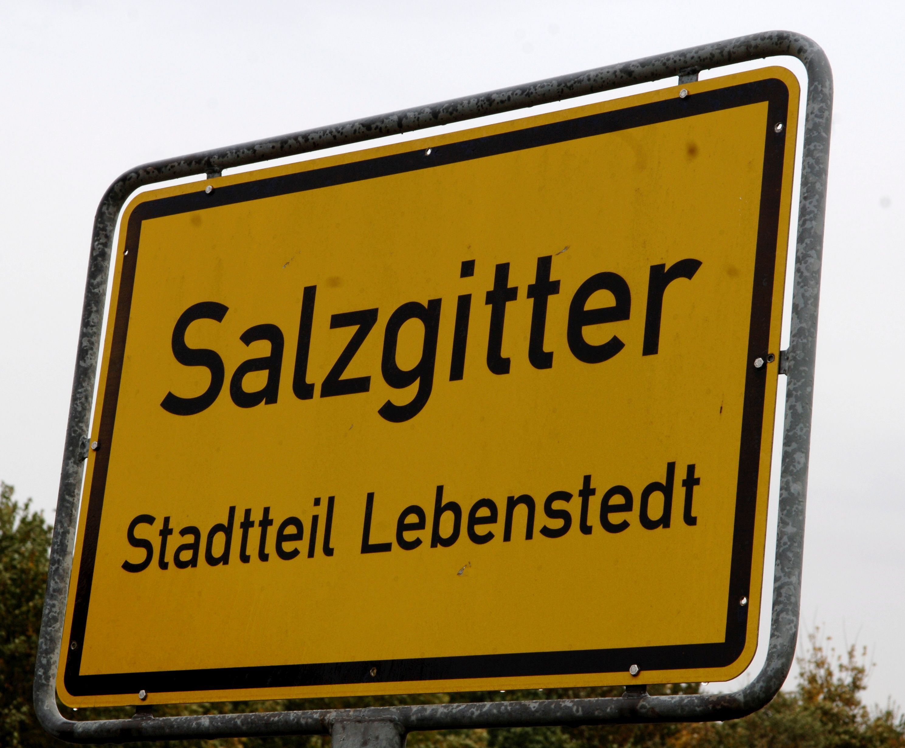 ARCHIV - 30.09.2008, Niedersachsen, Salzgitter: Ein Schild weist auf den Stadtteil Lebenstedt in Salzgitter hin. (zu dpa: «AfD-Kandidatin in Stichwahl in Salzgitter») Foto: Wolfgang Weihs/dpa +++ dpa-Bildfunk +++