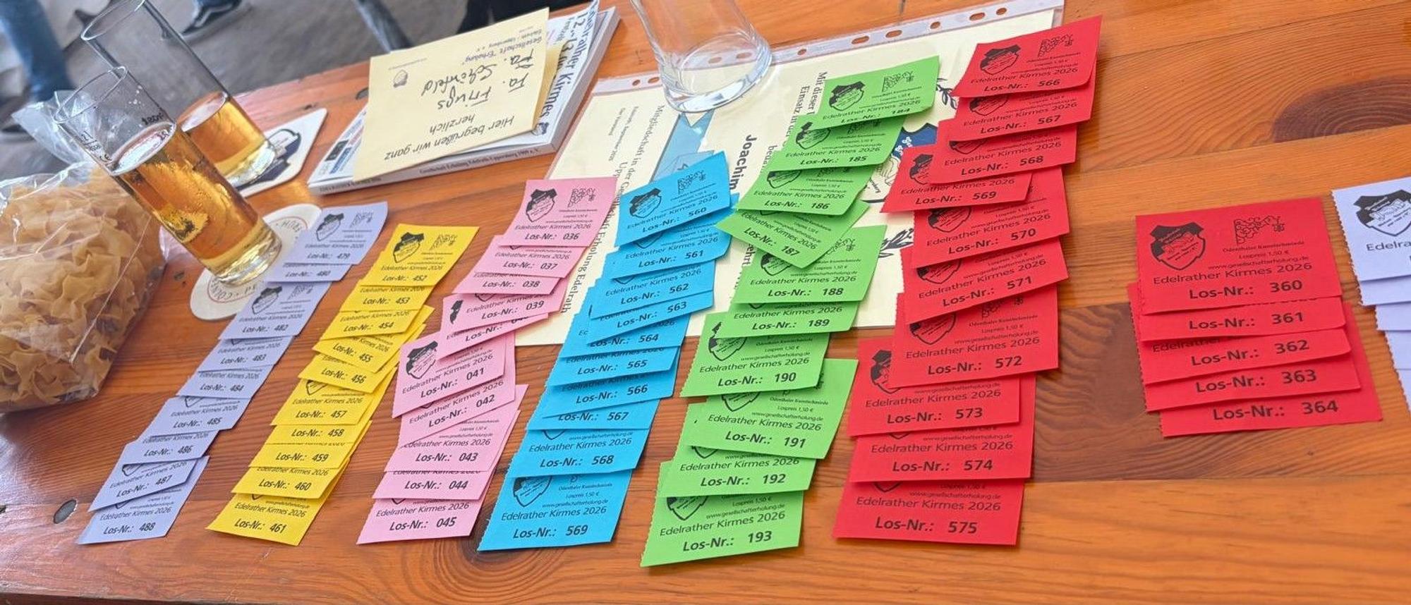 Insgesamt haben die verlosten Waren und Gutscheine einen Wert von rund 8000 Euro.